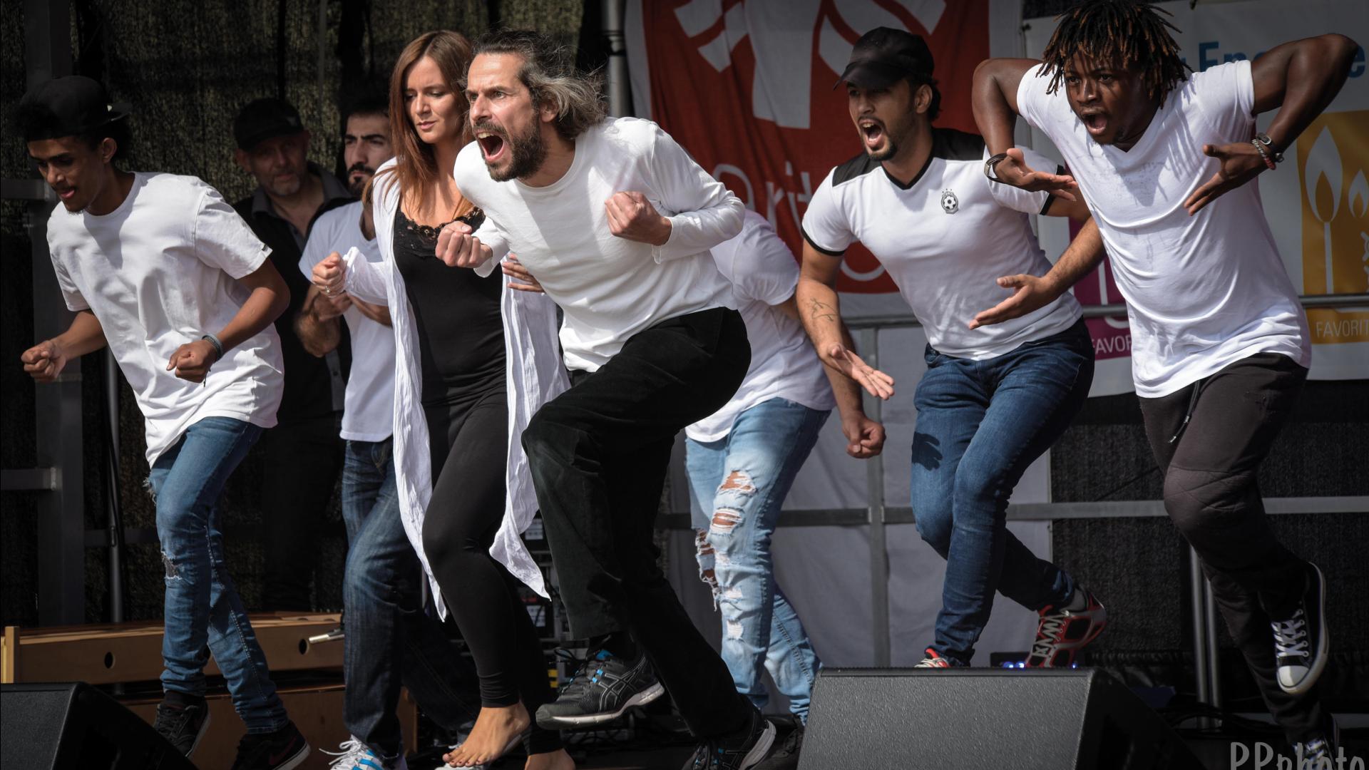 Titelbild von Menschen tanzen