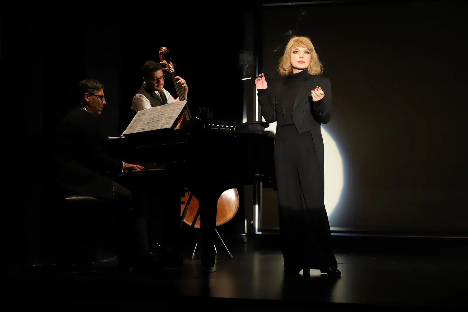 FÜR MICH SOLL´S ROTE ROSEN REGNEN Ein musikalisch-seelisches Portrait über Hildegard Knef Buch von James Edward Lyons / Musik von William Ward Murta Spielzeit 2018/2019 / Premiere:…