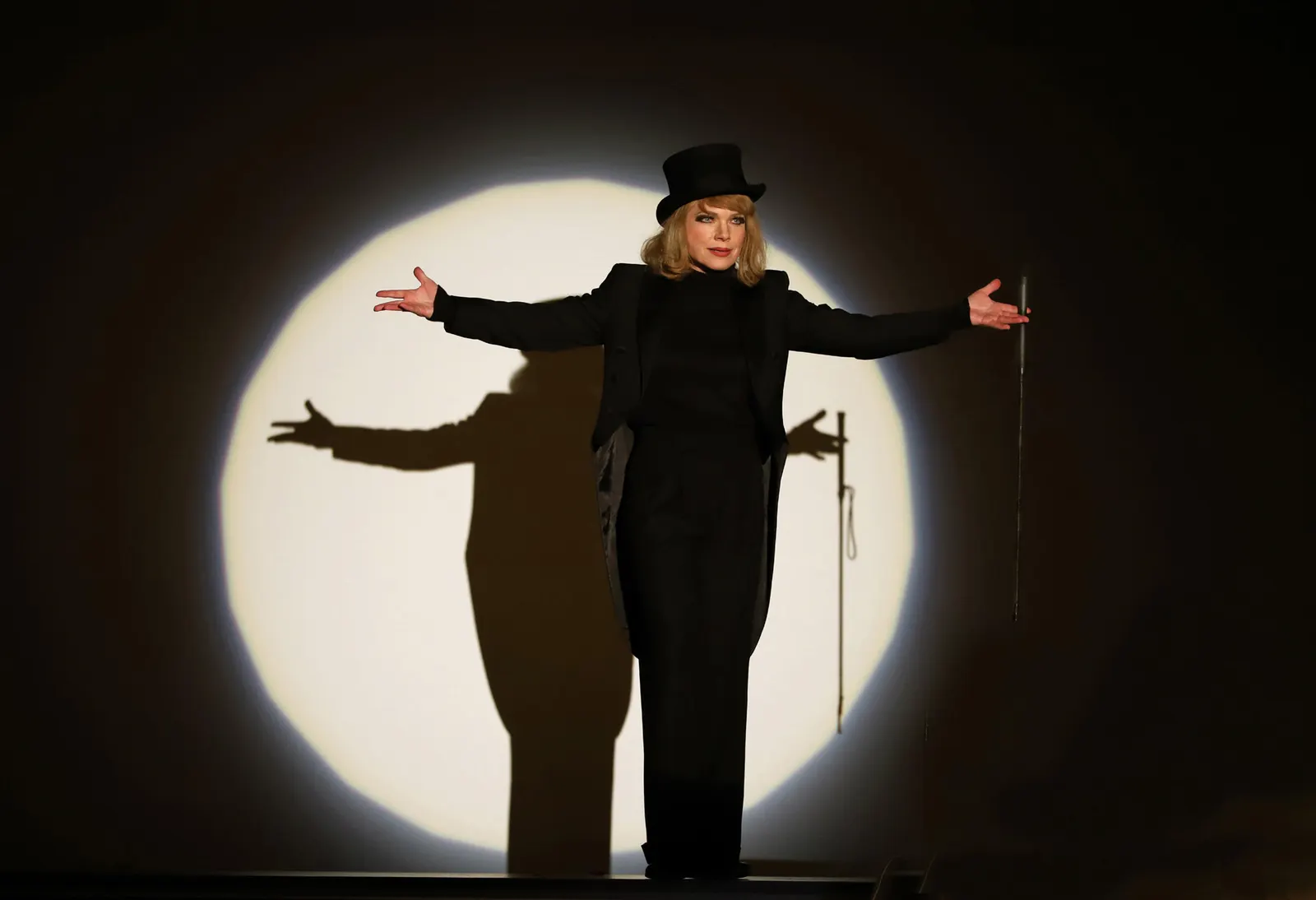 FÜR MICH SOLL´S ROTE ROSEN REGNEN Ein musikalisch-seelisches Portrait über Hildegard Knef Buch von James Edward Lyons / Musik von William Ward Murta Spielzeit 2018/2019 / Premiere:…