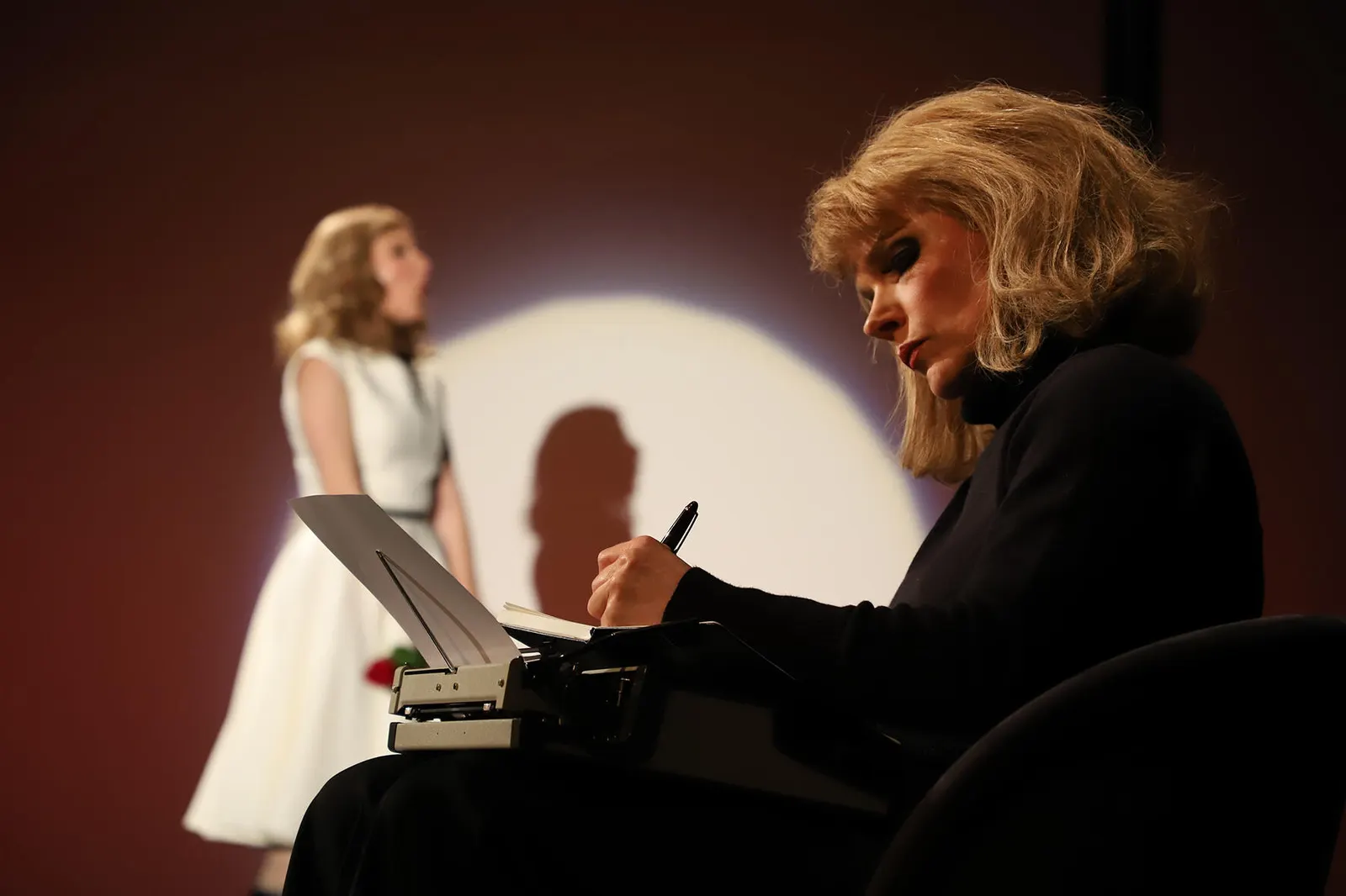 FÜR MICH SOLL´S ROTE ROSEN REGNEN Ein musikalisch-seelisches Portrait über Hildegard Knef Buch von James Edward Lyons / Musik von William Ward Murta Spielzeit 2018/2019 / Premiere:…