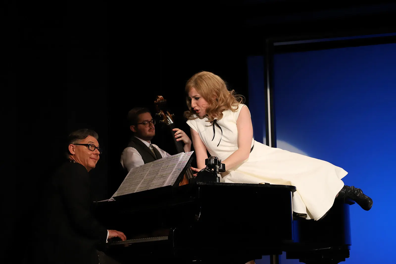 FÜR MICH SOLL´S ROTE ROSEN REGNEN Ein musikalisch-seelisches Portrait über Hildegard Knef Buch von James Edward Lyons / Musik von William Ward Murta Spielzeit 2018/2019 / Premiere:…