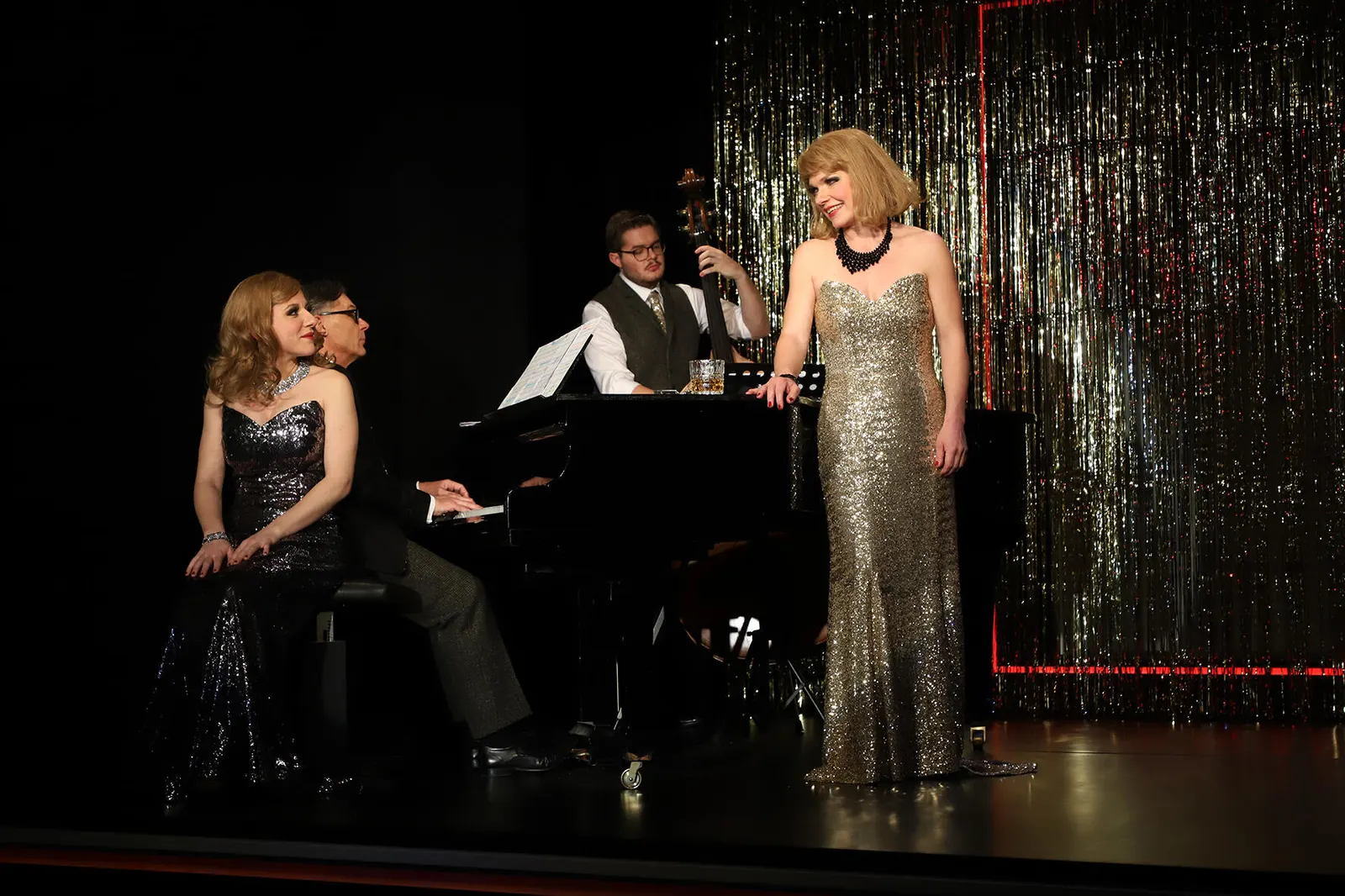 FÜR MICH SOLL´S ROTE ROSEN REGNEN Ein musikalisch-seelisches Portrait über Hildegard Knef Buch von James Edward Lyons / Musik von William Ward Murta Spielzeit 2018/2019 / Premiere:…