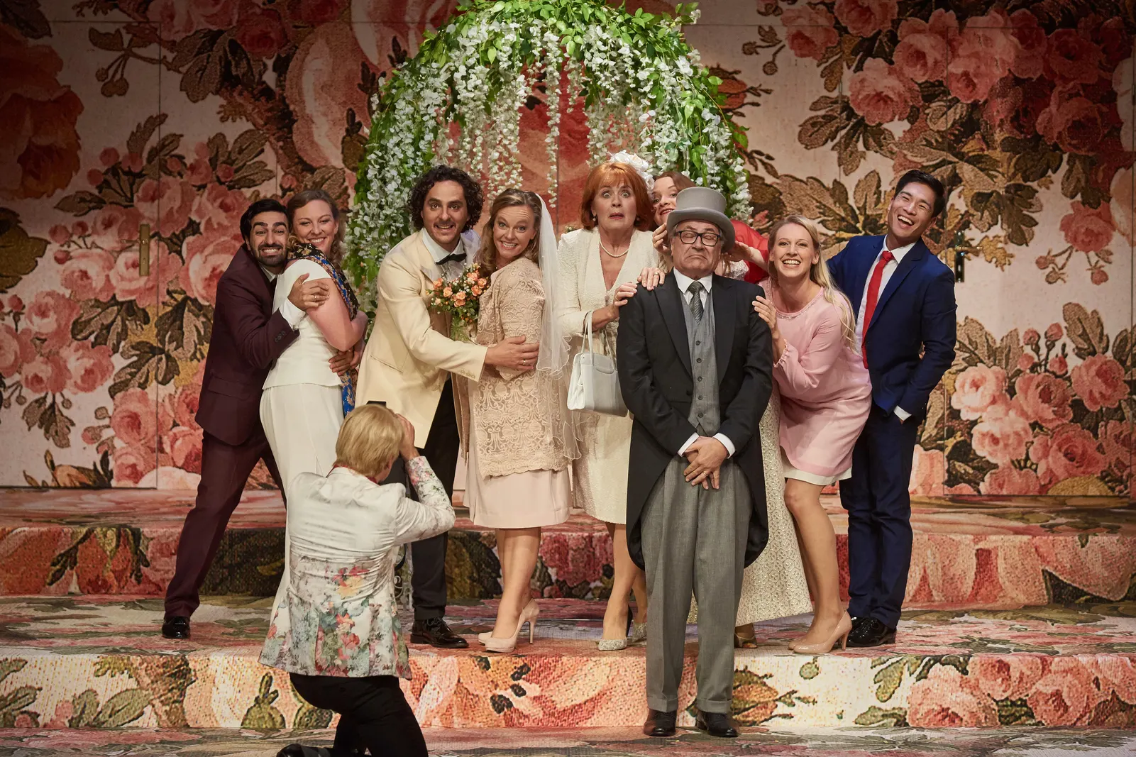 MONSIEUR CLAUDE UND SEINE TÖCHTER nach dem gleichnamigen Film von Philippe de Chauveron und Guy Laurent Für die Bühne adaptiert von Stefan Zimmermann Spielzeit 2018/2019 / Premiere…