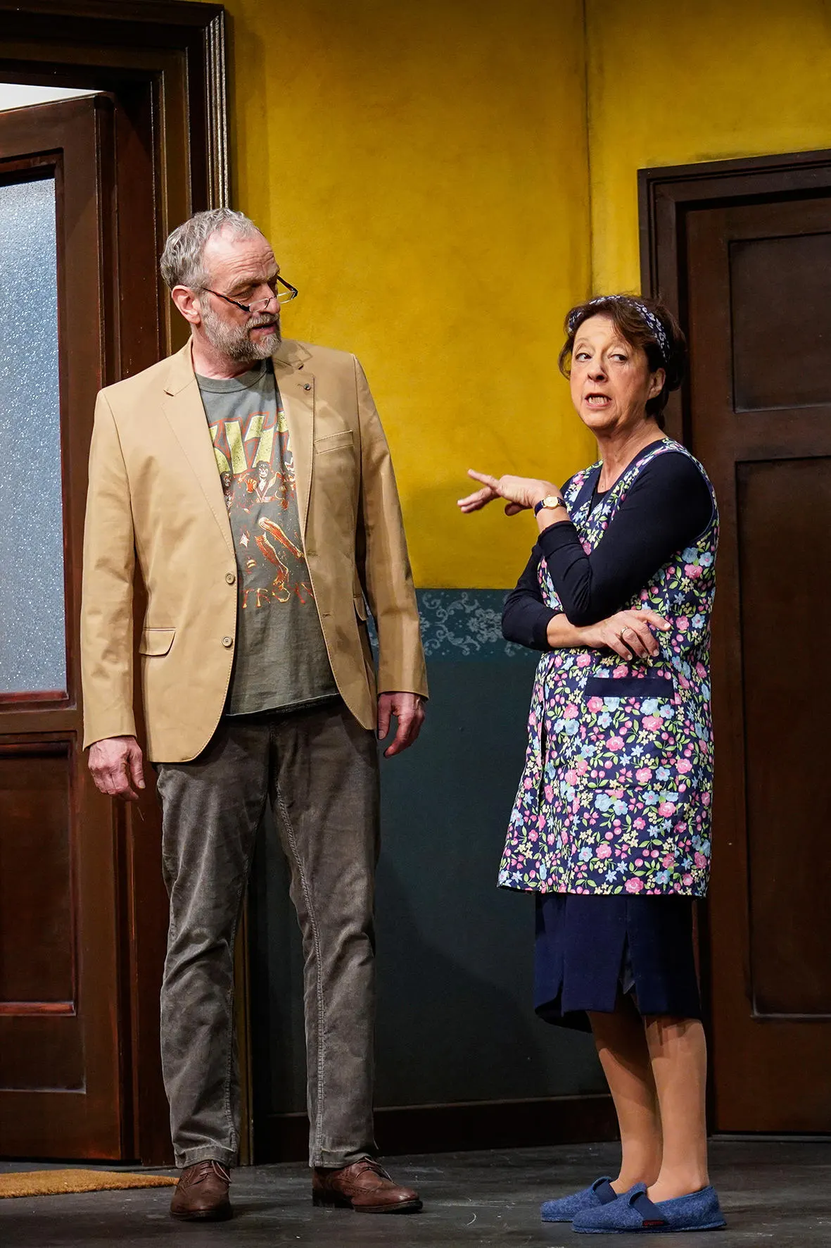TRATSCH AM TREPPAHAUS Komödie von Jens Exler / Bearbeitet von Florian Battermann Ins Schwäbische übertragen von Monika Hirschle Spielzeit 2018/2019 / Premiere: 16.11.2018 Norbert A…