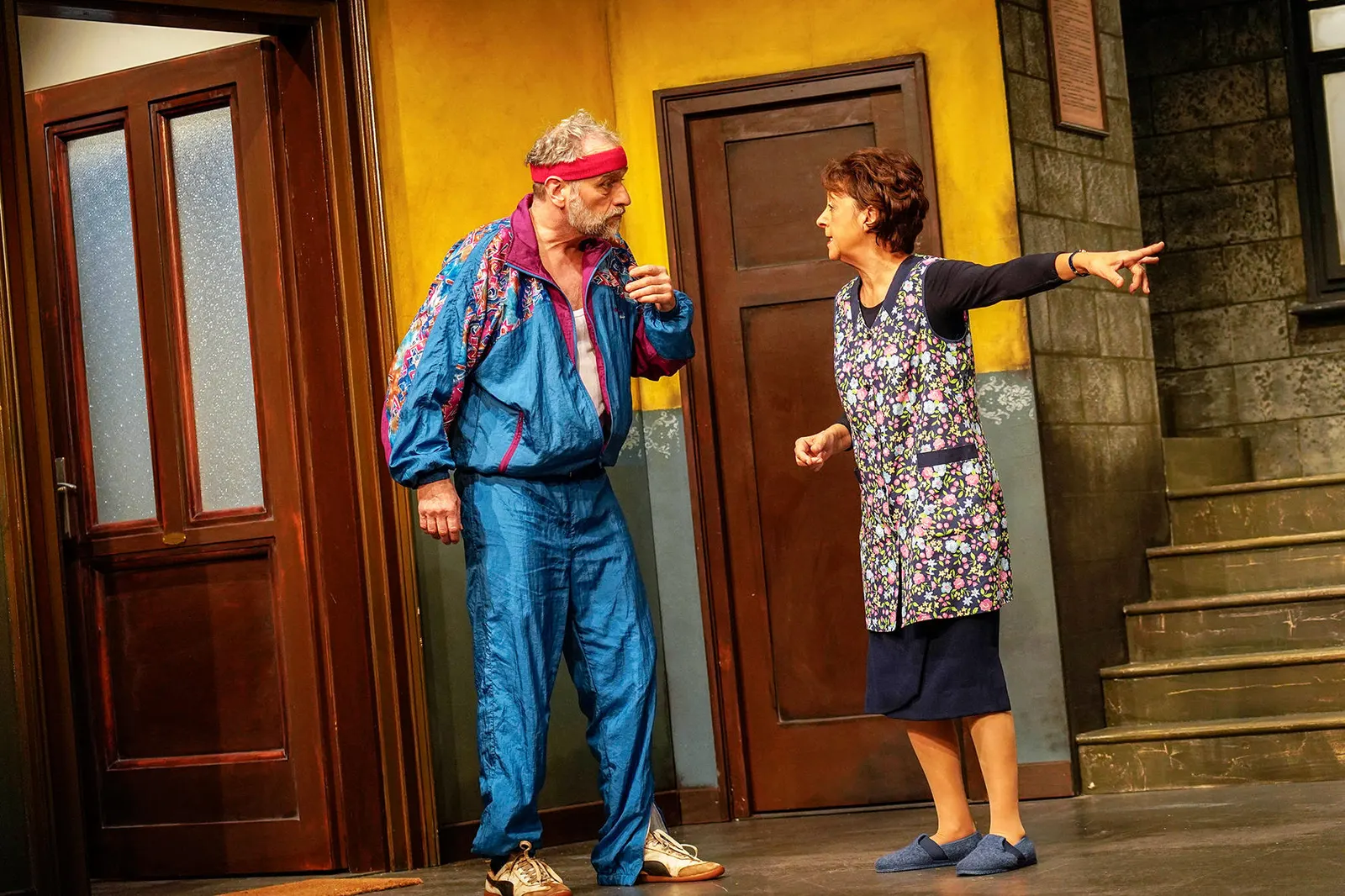 TRATSCH AM TREPPAHAUS Komödie von Jens Exler / Bearbeitet von Florian Battermann Ins Schwäbische übertragen von Monika Hirschle Spielzeit 2018/2019 / Premiere: 16.11.2018 Norbert A…