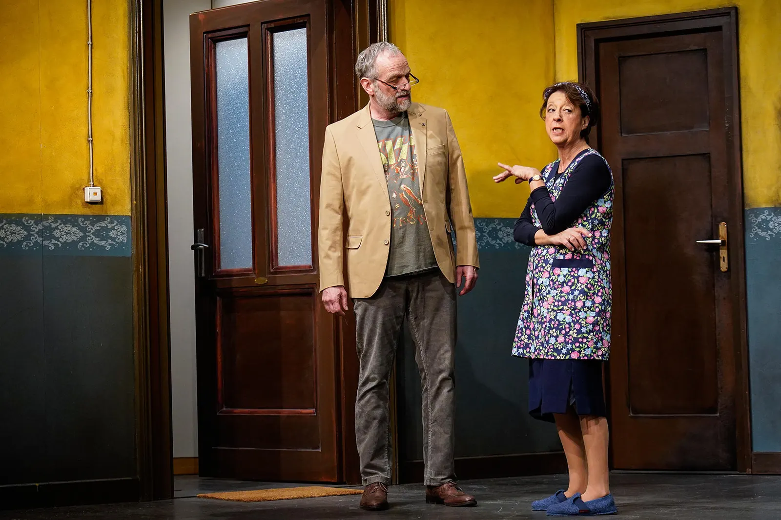 TRATSCH AM TREPPAHAUS Komödie von Jens Exler / Bearbeitet von Florian Battermann Ins Schwäbische übertragen von Monika Hirschle Spielzeit 2018/2019 / Premiere: 16.11.2018 Norbert A…
