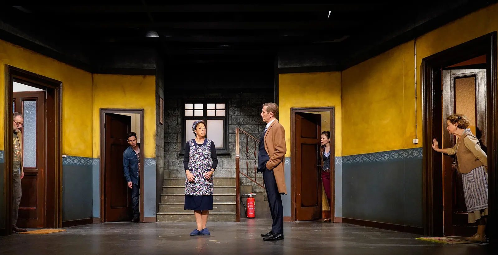 TRATSCH AM TREPPAHAUS Komödie von Jens Exler / Bearbeitet von Florian Battermann Ins Schwäbische übertragen von Monika Hirschle Spielzeit 2018/2019 / Premiere: 16.11.2018 Norbert A…