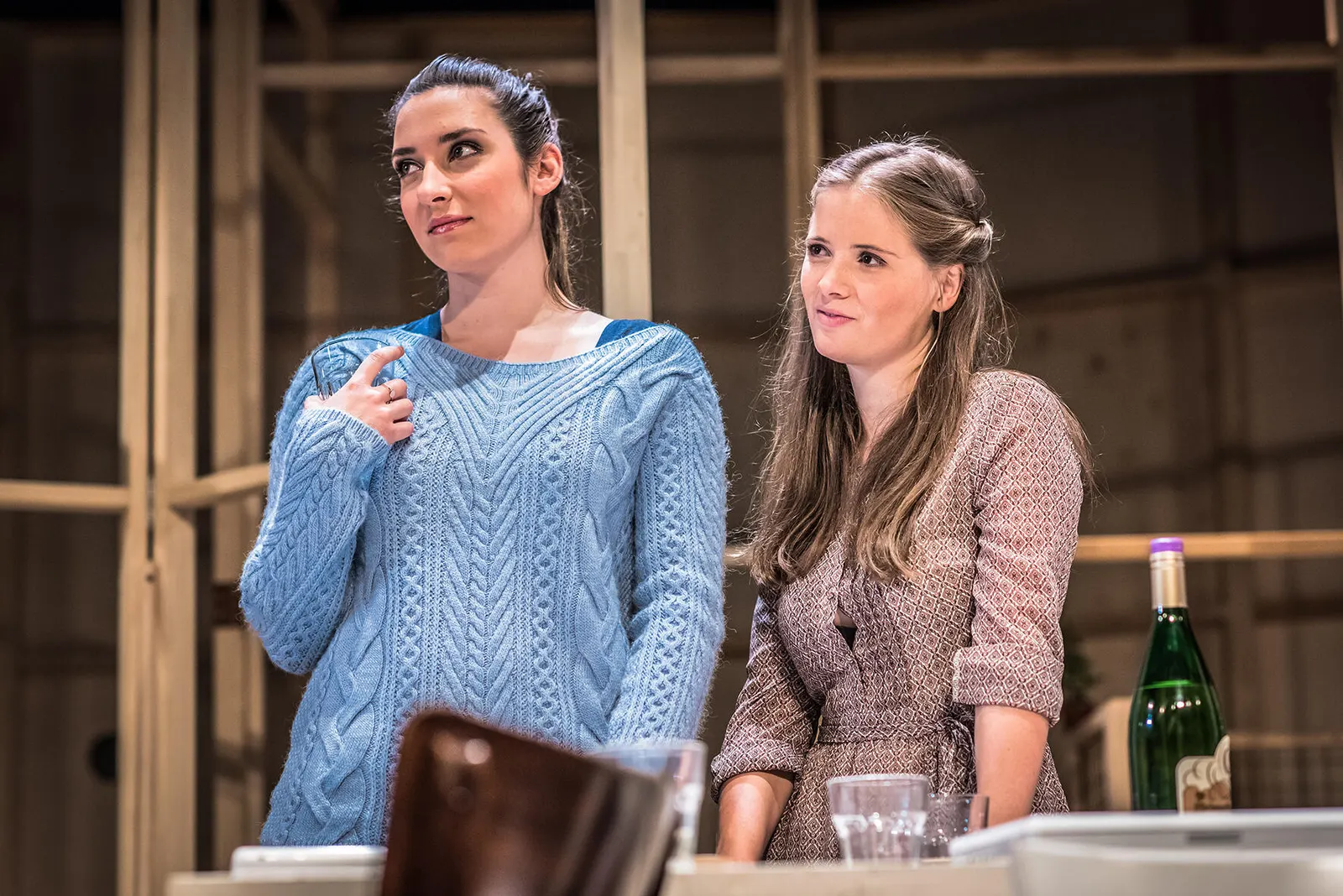 WIR SIND DIE NEUEN Komödie nach dem gleichnamigen Film von Ralf Westhoff Spielzeit 2018/2019 / Premiere: 10.5.2019 Julie Stark, Katarina Schmidt Foto: Dennis Häntzschel