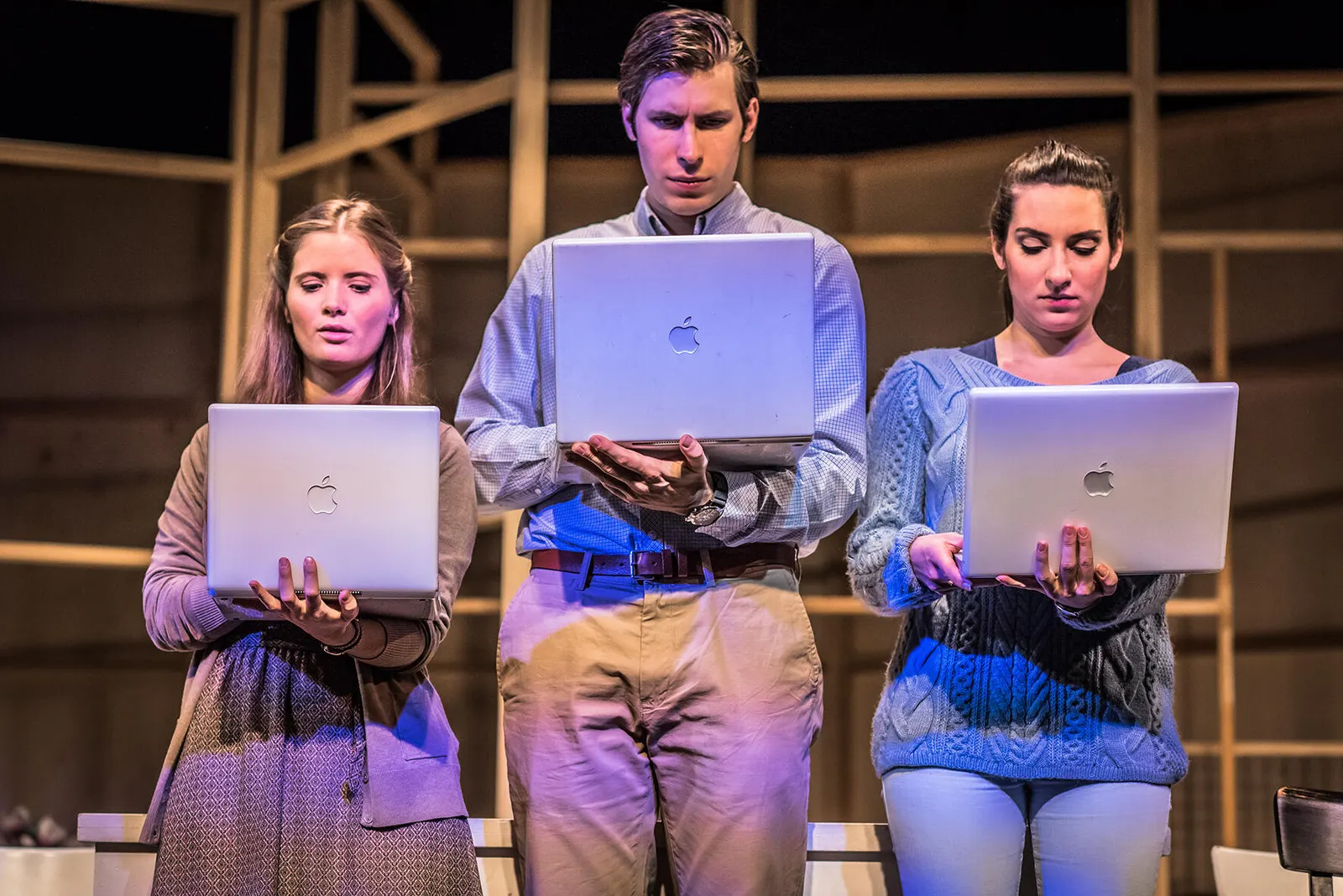WIR SIND DIE NEUEN Komödie nach dem gleichnamigen Film von Ralf Westhoff Spielzeit 2018/2019 / Premiere: 10.5.2019 Katarina Schmidt, Florian Gierlichs, Julie Stark Foto: Dennis Hän…