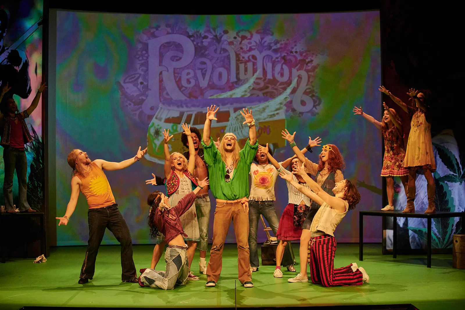HAIR Musical von Gerome Ragni, James Rado, Galt MacDermot The American Tribal Love Rock-Musical v. links: Marc Trojan, Julia Waldmayer, Katrin Merkl, Anthony Curtis Kirby, Fin Holz…