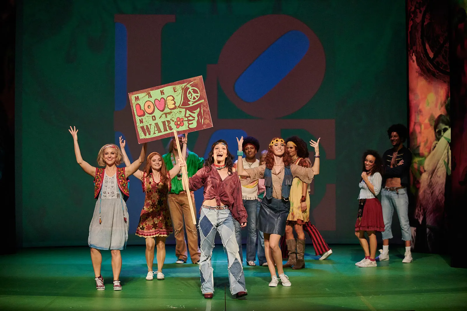 HAIR Musical von Gerome Ragni, James Rado, Galt MacDermot The American Tribal Love Rock-Musical v. links: Katrin Merkl, Friederike Kury, Fin Holzwart, Julia Waldmayer, Mario Marian…