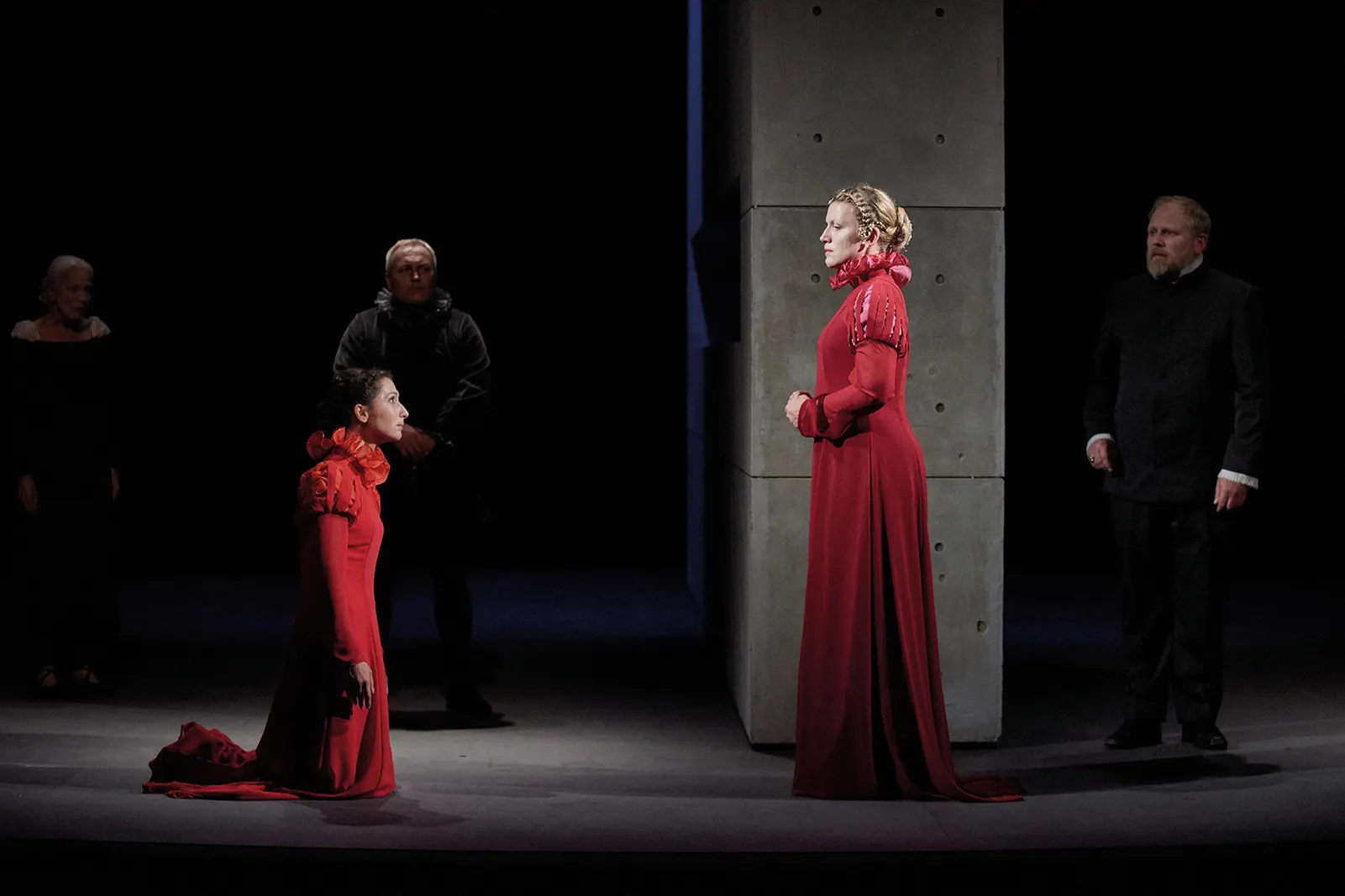 MARIA STUART Trauerspiel in fünf Akten Spielzeit 2018/2019 / Premiere: 14.9.2018 Alina Rank, Franziska Beyer Foto: Martin Sigmund