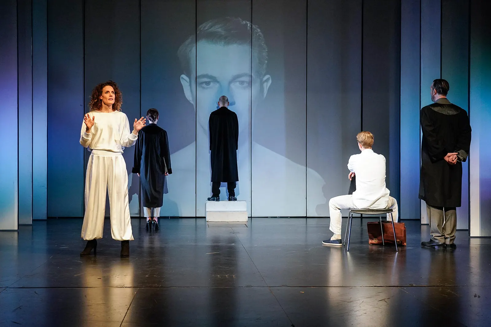 TABU nach dem Roman von Ferdinand von Schirach Bühnenfassung Eva Hosemann Spielzeit 2018/2019 / Premiere: 15.3.2019 Barbara Lanz, Tina Eberhardt, Udo Rau, Philip Wilhelmi, Kai Maer…