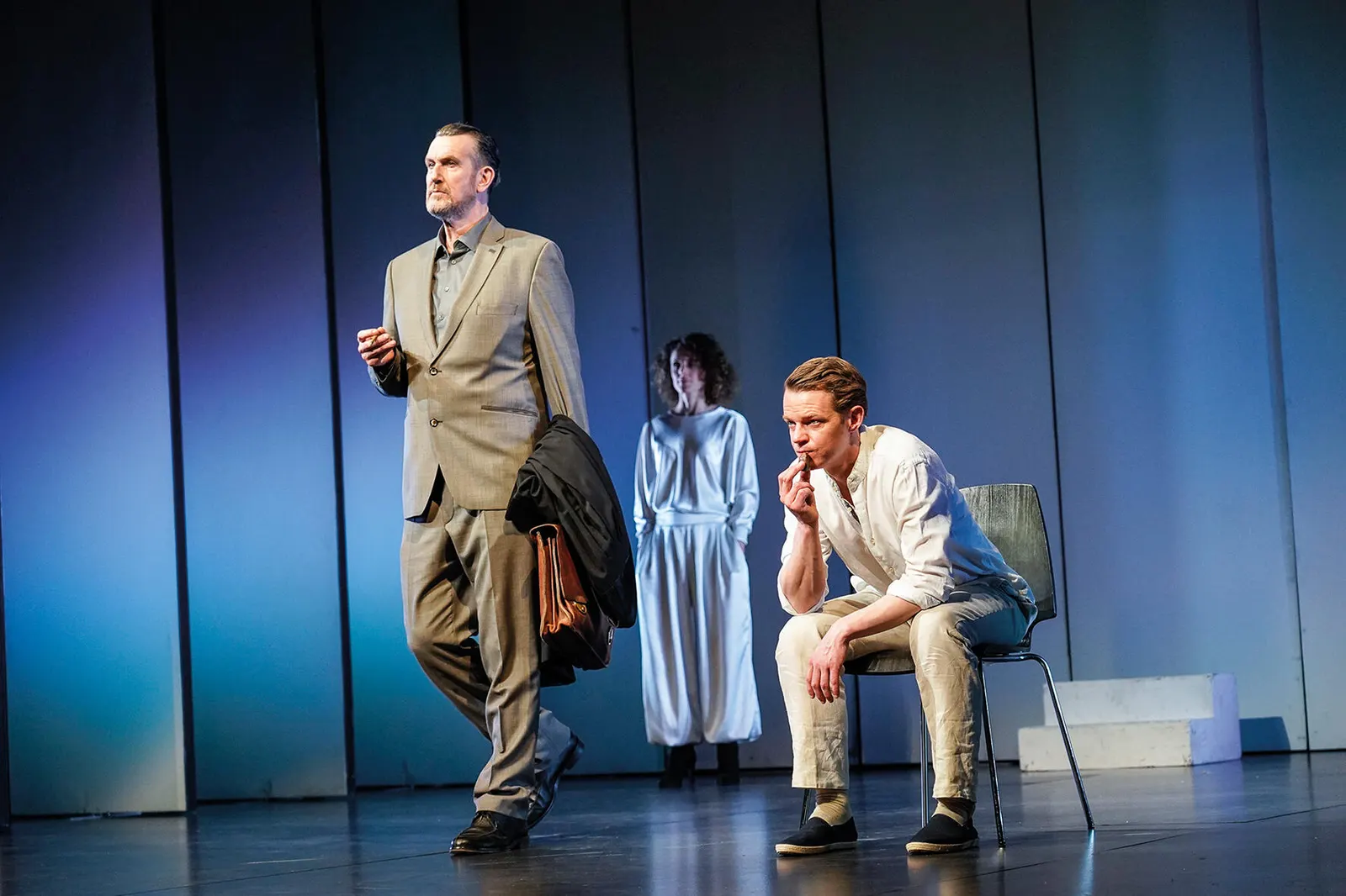 TABU nach dem Roman von Ferdinand von Schirach Bühnenfassung Eva Hosemann Spielzeit 2018/2019 / Premiere: 15.3.2019 Kai Maertens, Barbara Lanz, Philip Wilhelmi Foto: Tobias Metz