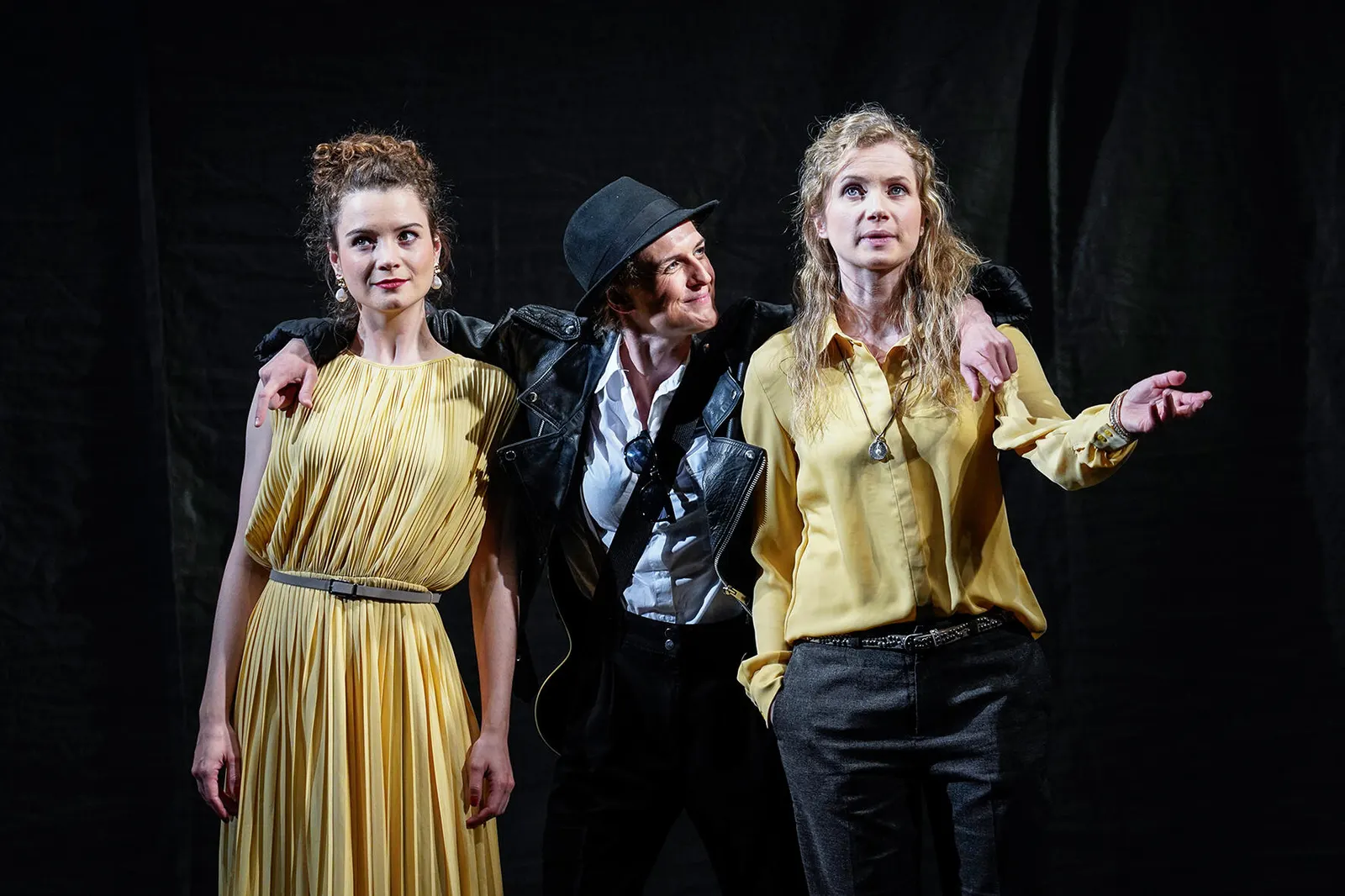 WIE ES EUCH GEFÄLLT Neufassung von Carl Philip von Maldeghem Spielzeit 2018/2019 / Premiere: 26.04.2019 Marthe Lola Deutschmann, Claudia Carus, Cornelia Gröschel Foto: Tobias Metz