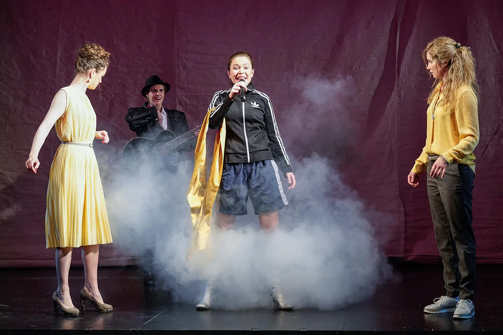 WIE ES EUCH GEFÄLLT Neufassung von Carl Philip von Maldeghem Spielzeit 2018/2019 / Premiere: 26.04.2019 Marthe Lola Deutschmann, Claudia Carus, Antonia Leichtle, Cornelia Gröschel …