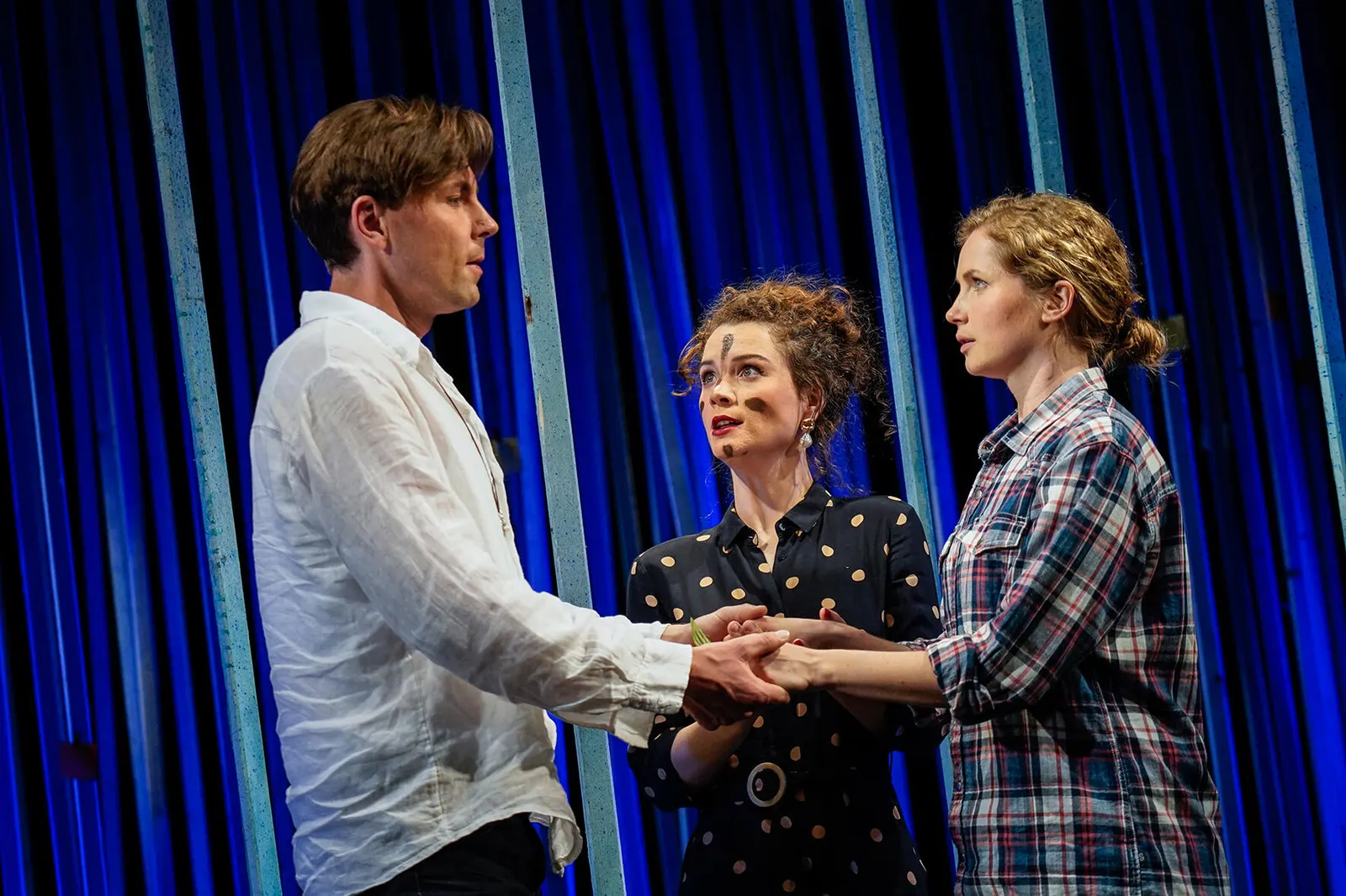 WIE ES EUCH GEFÄLLT Neufassung von Carl Philip von Maldeghem Spielzeit 2018/2019 / Premiere: 26.04.2019 Daniel Tille, Marthe Lola Deutschmann, Cornelia Gröschel Foto: Tobias Metz