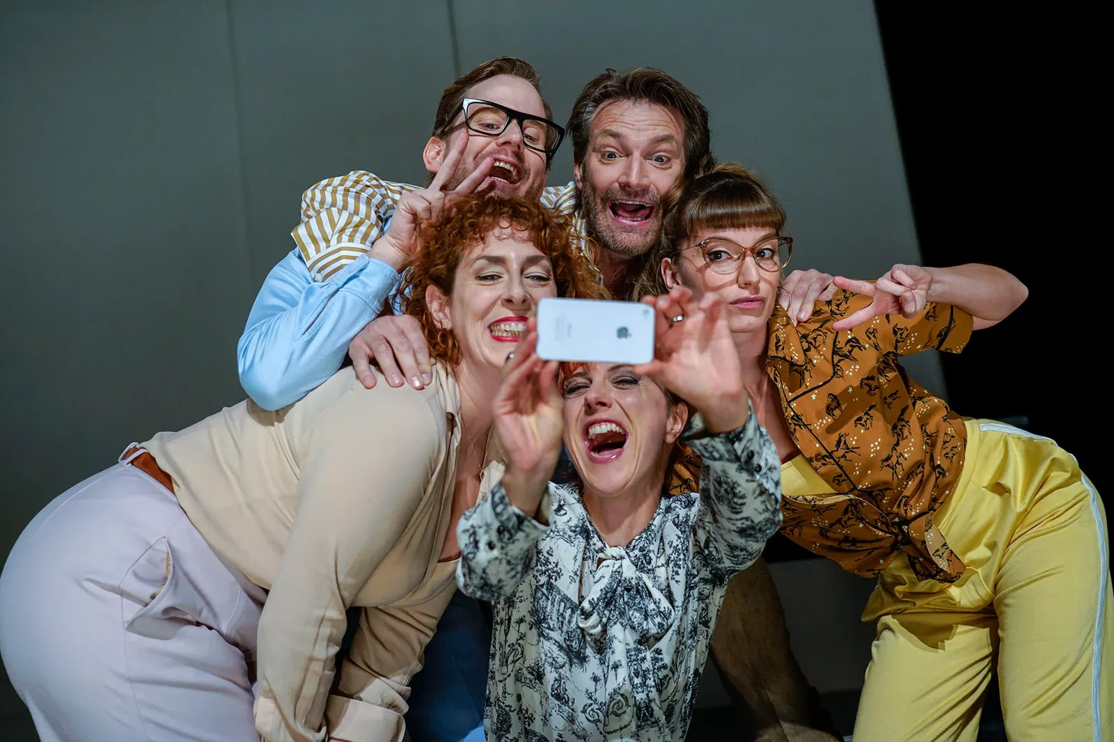 WILLKOMMEN Eine Komödie von Lutz Hübner und Sarah Nemitz Spielzeit 2018/2019 / Premiere: 26.10.2018 vorne: Anke Stedingk, Eva Geiler, Judith Florence Ehrhardt hinten: Nikolaij Jano…