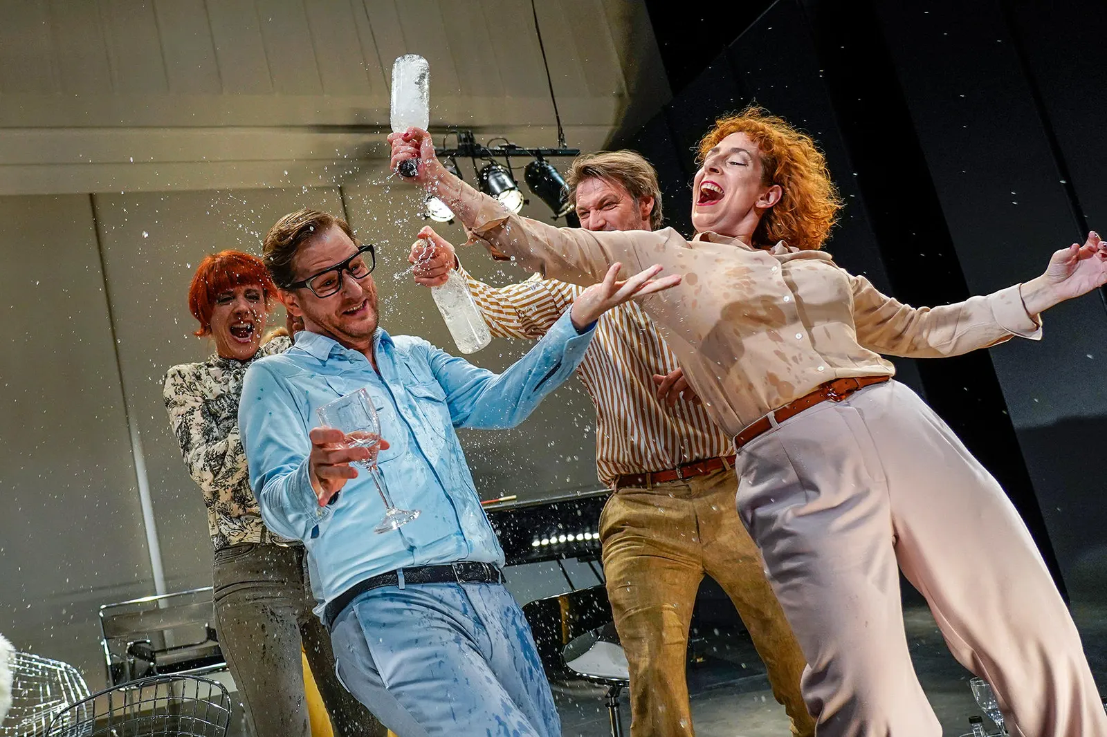 WILLKOMMEN Eine Komödie von Lutz Hübner und Sarah Nemitz Spielzeit 2018/2019 / Premiere: 26.10.2018 Eva Geiler, Nikolaij Janocha, Ralf Stech, Anke Stedingk Foto: Tobias Metz