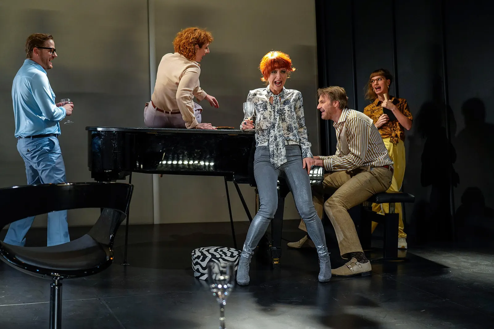 WILLKOMMEN Eine Komödie von Lutz Hübner und Sarah Nemitz Spielzeit 2018/2019 / Premiere: 26.10.2018 Nikolaij Janocha, Anke Stedingk, Eva Geiler, Ralf Stech, Judith Florence Ehrhard…