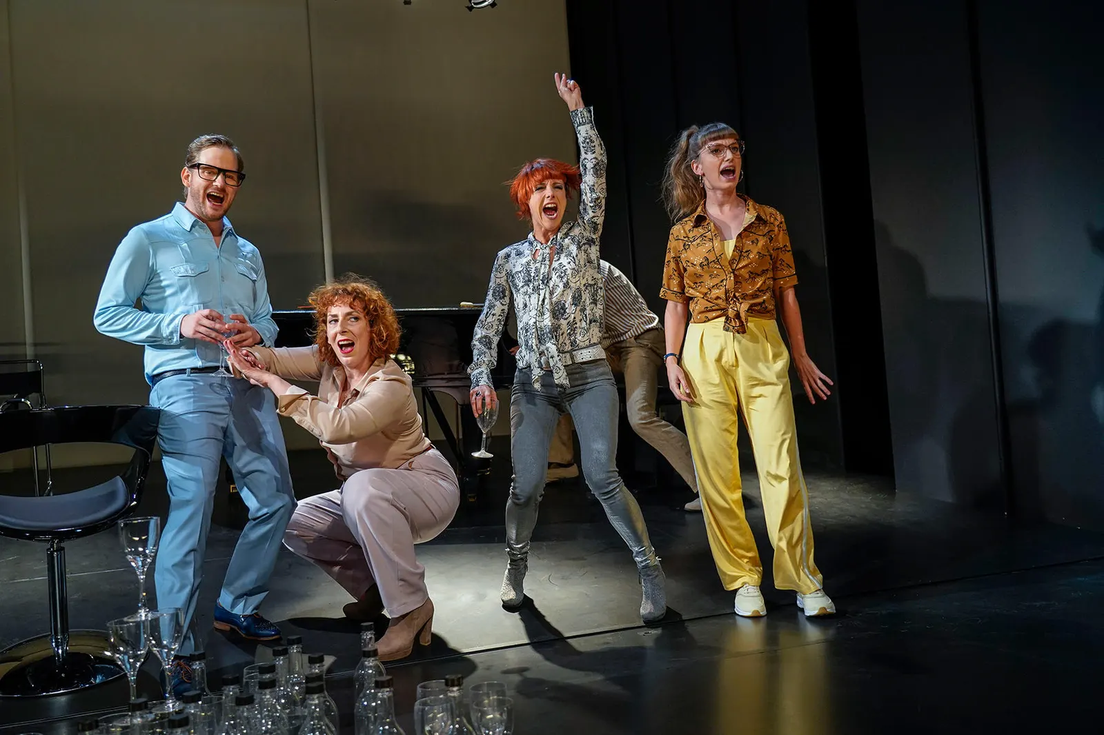 WILLKOMMEN Eine Komödie von Lutz Hübner und Sarah Nemitz Spielzeit 2018/2019 / Premiere: 26.10.2018 Nikolaij Janocha, Anke Stedingk, Eva Geiler, Ralf Stech(hinten), Judith Florence…