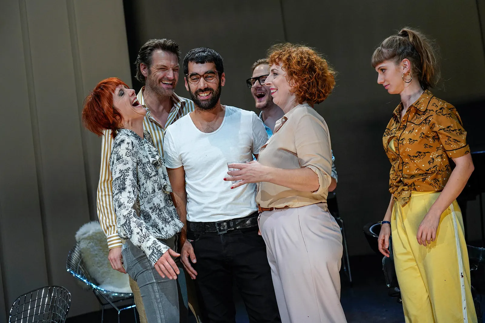 WILLKOMMEN Eine Komödie von Lutz Hübner und Sarah Nemitz Spielzeit 2018/2019 / Premiere: 26.10.2018 Eva Geiler, Ralf Stech, Murat Dikenci, Nikolaij Janocha, Anke Stendingk, Judith …