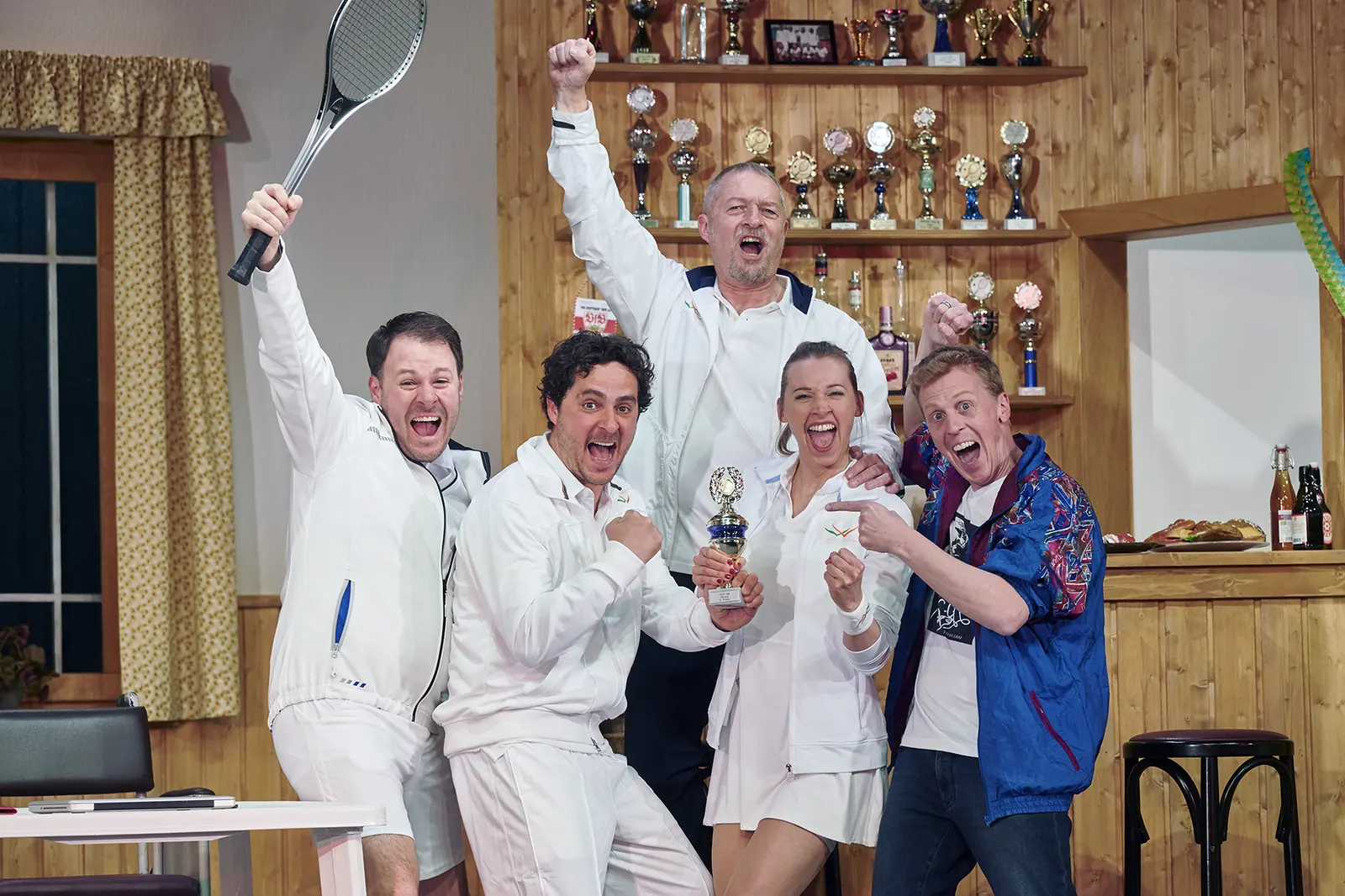 EXTRAWURSCHT Komödie von Dietmar Jacobs und Moritz Netenjakob Schwäbische Fassung von Monika Hirschle Spielzeit 2021/2022 / Premiere: 25.3.2022 Stefan Müller-Doriat, Jörg Pauly, Re…