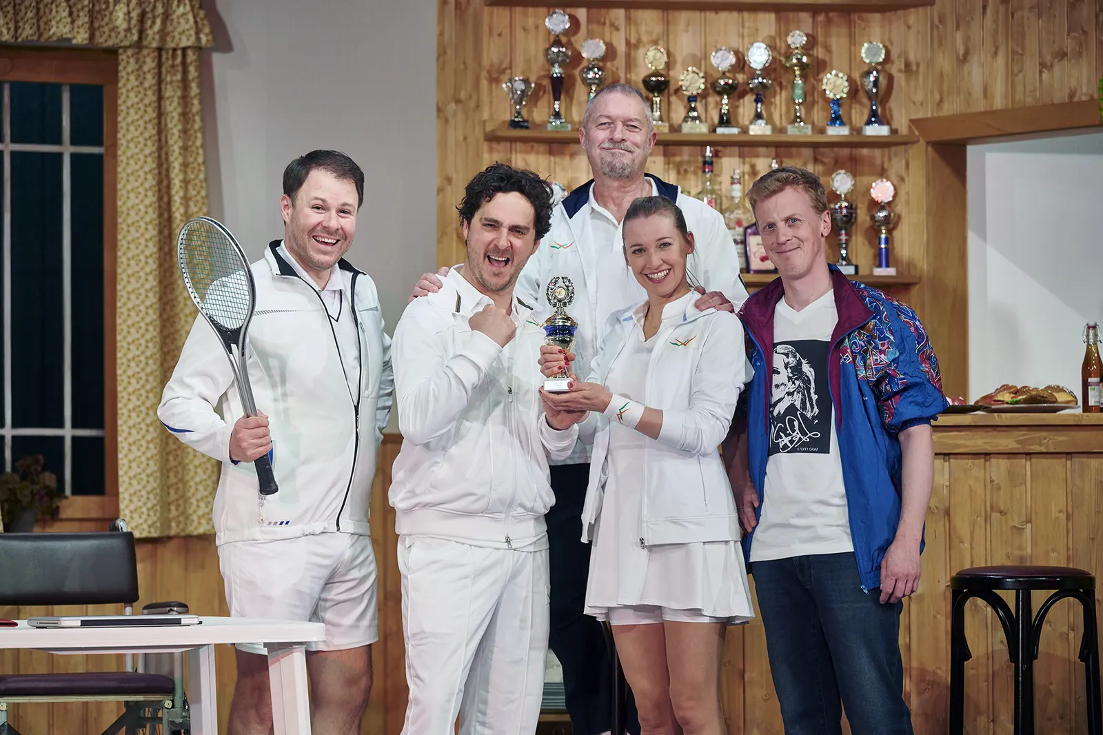 EXTRAWURSCHT Komödie von Dietmar Jacobs und Moritz Netenjakob Schwäbische Fassung von Monika Hirschle Spielzeit 2021/2022 / Premiere: 25.3.2022 Stefan Müller-Doriat, Jörg Pauly, Re…
