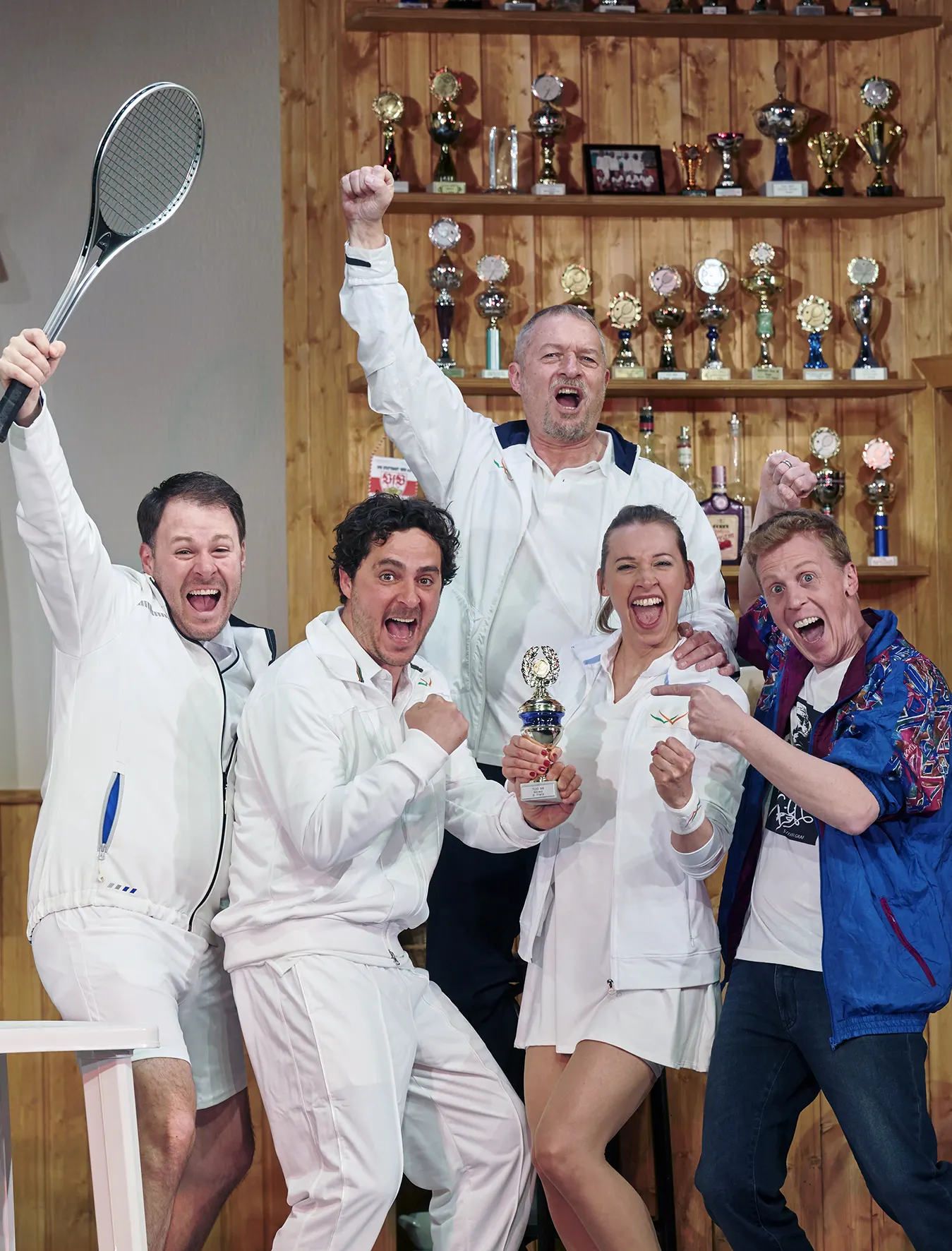 EXTRAWURSCHT Komödie von Dietmar Jacobs und Moritz Netenjakob Schwäbische Fassung von Monika Hirschle Spielzeit 2021/2022 / Premiere: 25.3.2022 Stefan Müller-Doriat, Jörg Pauly, Re…