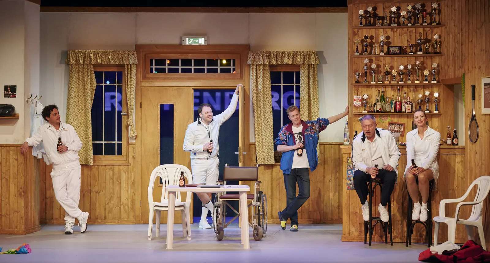 EXTRAWURSCHT Komödie von Dietmar Jacobs und Moritz Netenjakob Schwäbische Fassung von Monika Hirschle Spielzeit 2021/2022 / Premiere: 25.3.2022 Jörg Pauly, Stefan Müller-Doriat, Ma…