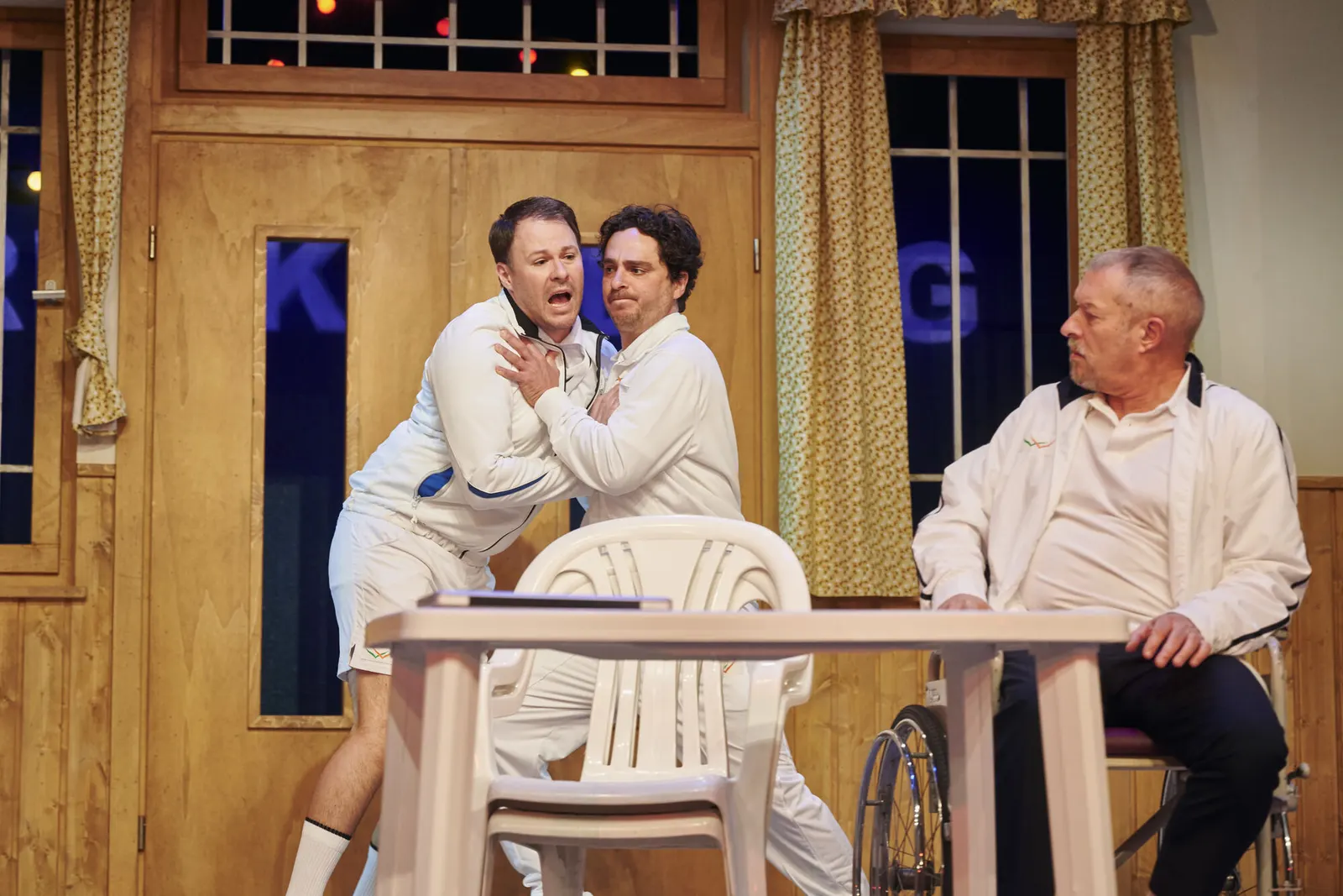 EXTRAWURSCHT Komödie von Dietmar Jacobs und Moritz Netenjakob Schwäbische Fassung von Monika Hirschle Spielzeit 2021/2022 / Premiere: 25.3.2022 Stefan Müller-Doriat, Jörg Pauly, Re…