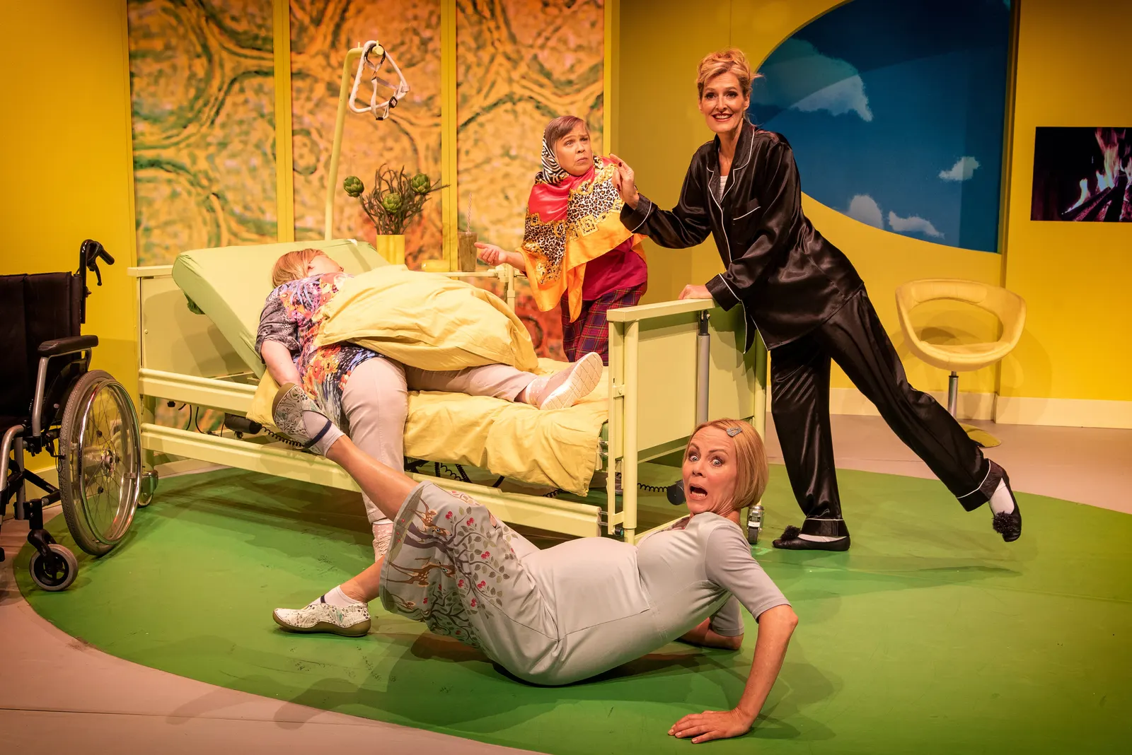 HIMMLISCHE ZEITEN - ALTWERDEN IST NICHTS FÜR FEIGLINGE Revue von Tilmann von Blomberg, Carsten Gerlitz und Katja Wolff Spielzeit 2021/2022 / Premiere: 20.5.2022 Angelika Mann, Ursu…