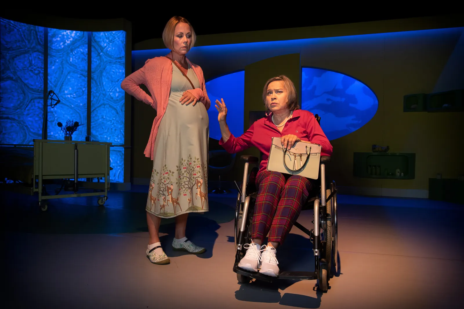 HIMMLISCHE ZEITEN - ALTWERDEN IST NICHTS FÜR FEIGLINGE Revue von Tilmann von Blomberg, Carsten Gerlitz und Katja Wolff Spielzeit 2021/2022 / Premiere: 20.5.2022 Laura Leyh, Ursula …