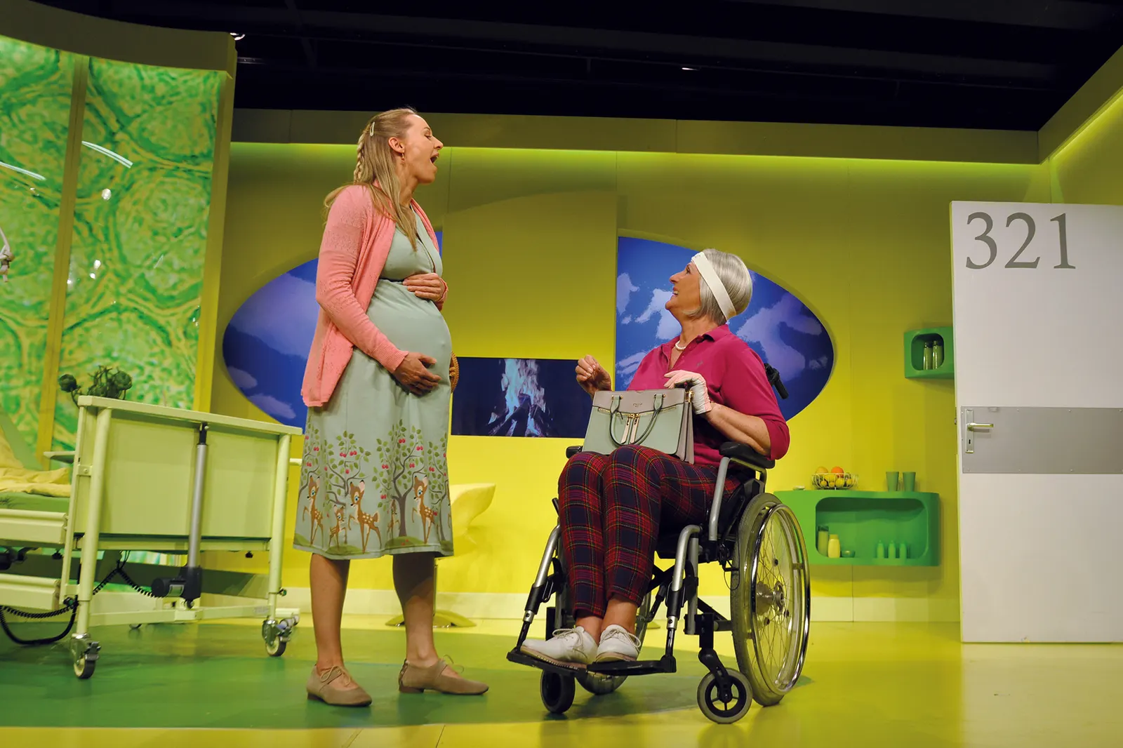 HIMMLISCHE ZEITEN - ALTWERDEN IST NICHTS FÜR FEIGLINGE Revue von Tilmann von Blomberg, Carsten Gerlitz und Katja Wolff Spielzeit 2021/2022 / Premiere: 20.5.2022 Bianca Spiegel, Hei…