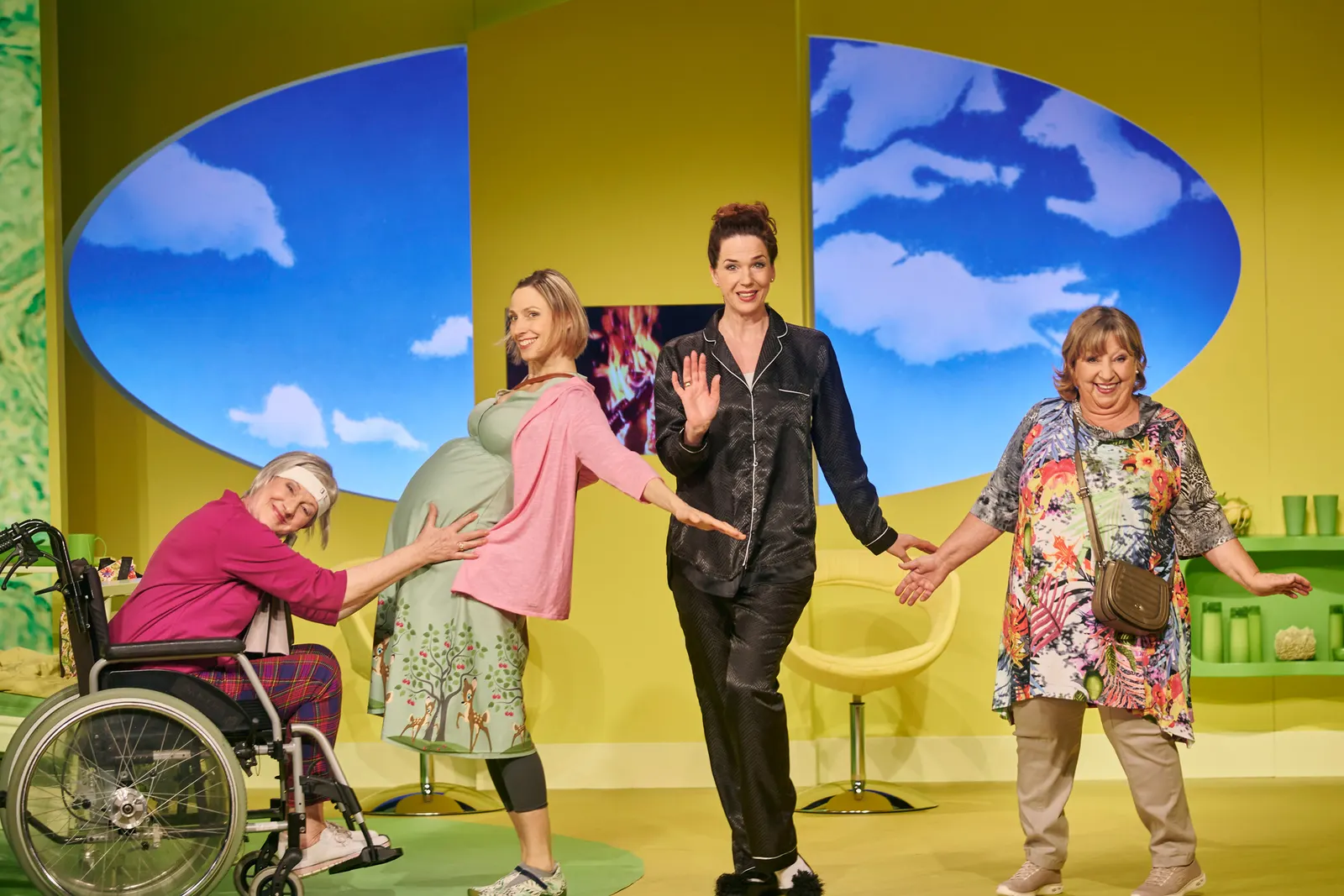 HIMMLISCHE ZEITEN - ALTWERDEN IST NICHTS FÜR FEIGLINGE Revue von Tilmann von Blomberg, Carsten Gerlitz und Katja Wolff Spielzeit 2021/2022 / Premiere: 20.5.2022 Heike Jonca, Nini S…