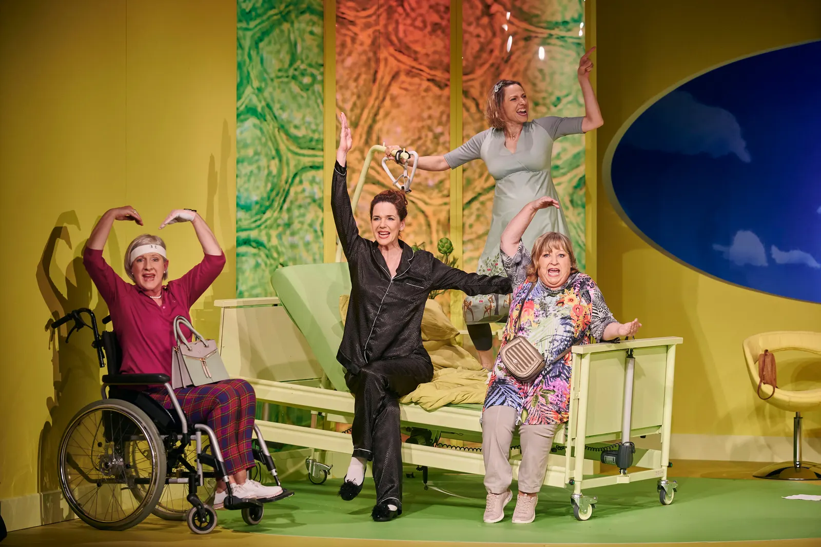 HIMMLISCHE ZEITEN - ALTWERDEN IST NICHTS FÜR FEIGLINGE Revue von Tilmann von Blomberg, Carsten Gerlitz und Katja Wolff Spielzeit 2021/2022 / Premiere: 20.5.2022 Heike Jonca, Franzi…