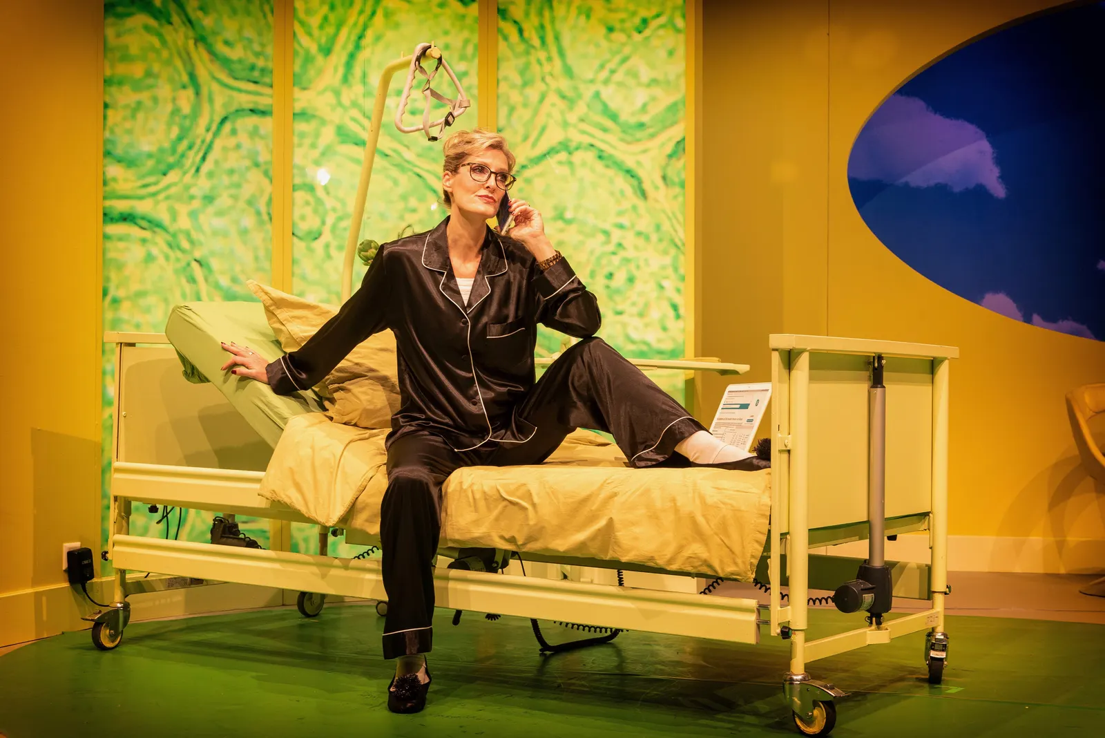 HIMMLISCHE ZEITEN - ALTWERDEN IST NICHTS FÜR FEIGLINGE Revue von Tilmann von Blomberg, Carsten Gerlitz und Katja Wolff Spielzeit 2021/2022 / Premiere: 20.5.2022 Bianca Karsten Foto…