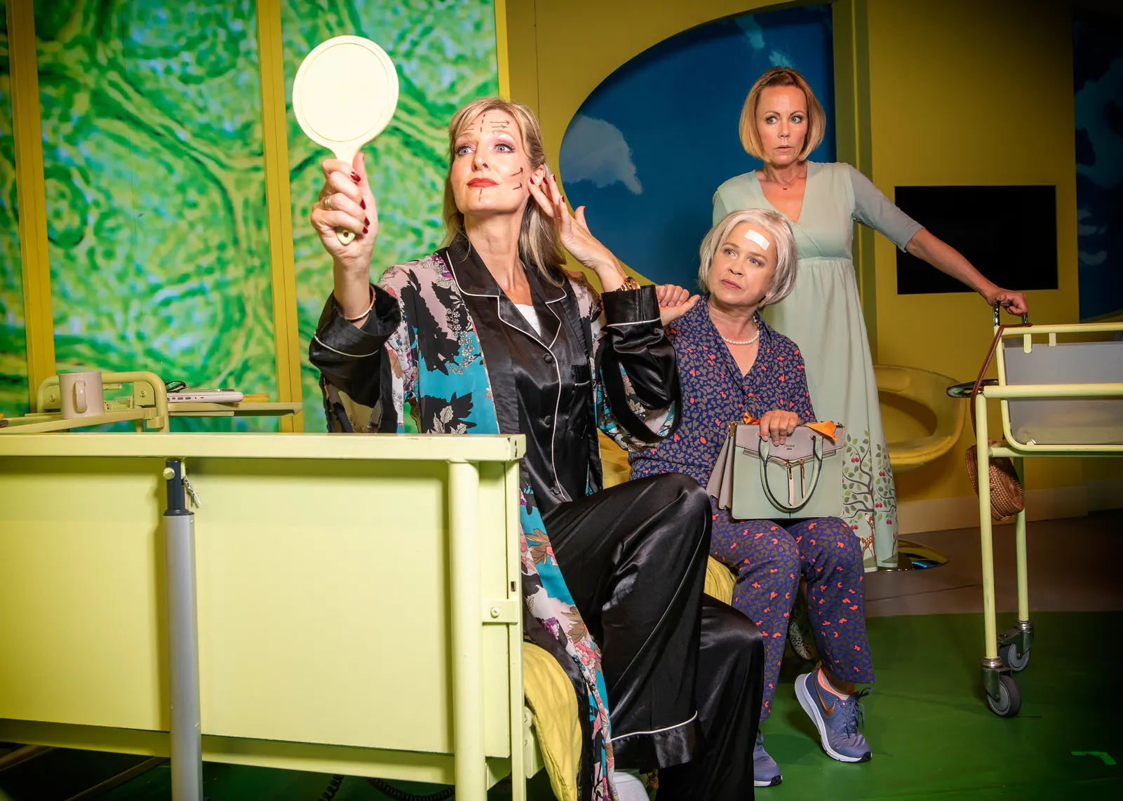 HIMMLISCHE ZEITEN - ALTWERDEN IST NICHTS FÜR FEIGLINGE Revue von Tilmann von Blomberg, Carsten Gerlitz und Katja Wolff Spielzeit 2021/2022 / Premiere: 20.5.2022 Bianca Karsten, Urs…