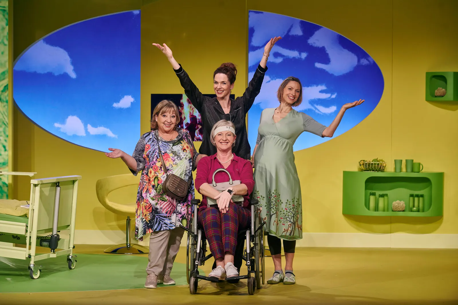 HIMMLISCHE ZEITEN - ALTWERDEN IST NICHTS FÜR FEIGLINGE Revue von Tilmann von Blomberg, Carsten Gerlitz und Katja Wolff Spielzeit 2021/2022 / Premiere: 20.5.2022 Angelika Mann, Fran…