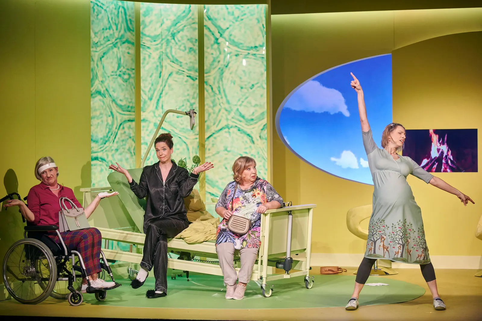 HIMMLISCHE ZEITEN - ALTWERDEN IST NICHTS FÜR FEIGLINGE Revue von Tilmann von Blomberg, Carsten Gerlitz und Katja Wolff Spielzeit 2021/2022 / Premiere: 20.5.2022 Heike Jonca, Franzi…
