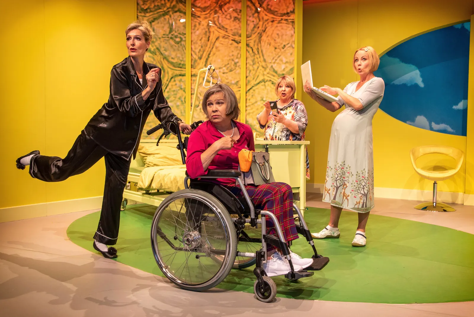 HIMMLISCHE ZEITEN - ALTWERDEN IST NICHTS FÜR FEIGLINGE Revue von Tilmann von Blomberg, Carsten Gerlitz und Katja Wolff Spielzeit 2021/2022 / Premiere: 20.5.2022 Bianca Karsten, Urs…