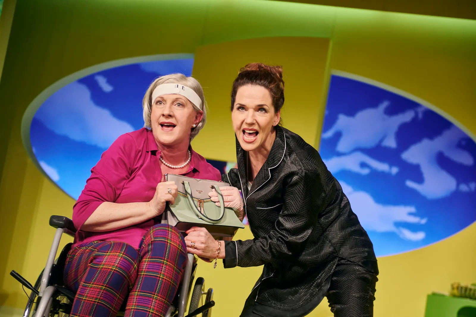 HIMMLISCHE ZEITEN - ALTWERDEN IST NICHTS FÜR FEIGLINGE Revue von Tilmann von Blomberg, Carsten Gerlitz und Katja Wolff Spielzeit 2021/2022 / Premiere: 20.5.2022 Heike Jonca, Franzi…