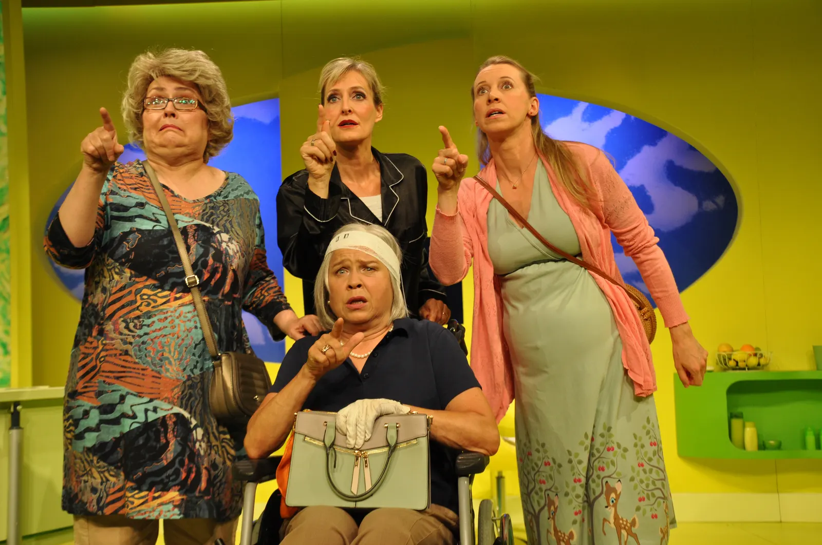 HIMMLISCHE ZEITEN - ALTWERDEN IST NICHTS FÜR FEIGLINGE Revue von Tilmann von Blomberg, Carsten Gerlitz und Katja Wolff Spielzeit 2021/2022 / Premiere: 20.5.2022 Iris Schumacher, Bi…