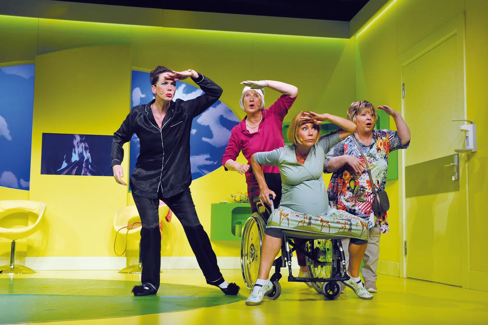 HIMMLISCHE ZEITEN - ALTWERDEN IST NICHTS FÜR FEIGLINGE Revue von Tilmann von Blomberg, Carsten Gerlitz und Katja Wolff Spielzeit 2021/2022 / Premiere: 20.5.2022 Franziska Becker, H…