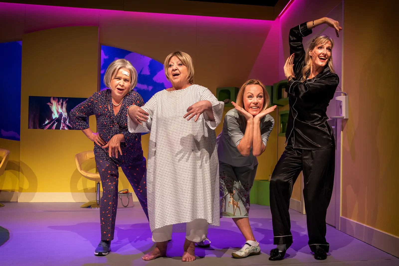 HIMMLISCHE ZEITEN - ALTWERDEN IST NICHTS FÜR FEIGLINGE Revue von Tilmann von Blomberg, Carsten Gerlitz und Katja Wolff Spielzeit 2021/2022 / Premiere: 20.5.2022 Ursula Berlinghof, …