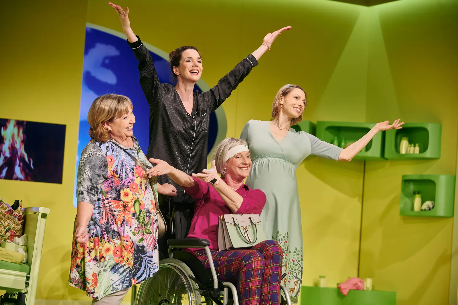 HIMMLISCHE ZEITEN - ALTWERDEN IST NICHTS FÜR FEIGLINGE Revue von Tilmann von Blomberg, Carsten Gerlitz und Katja Wolff Spielzeit 2021/2022 / Premiere: 20.5.2022 Angelika Mann, Fran…