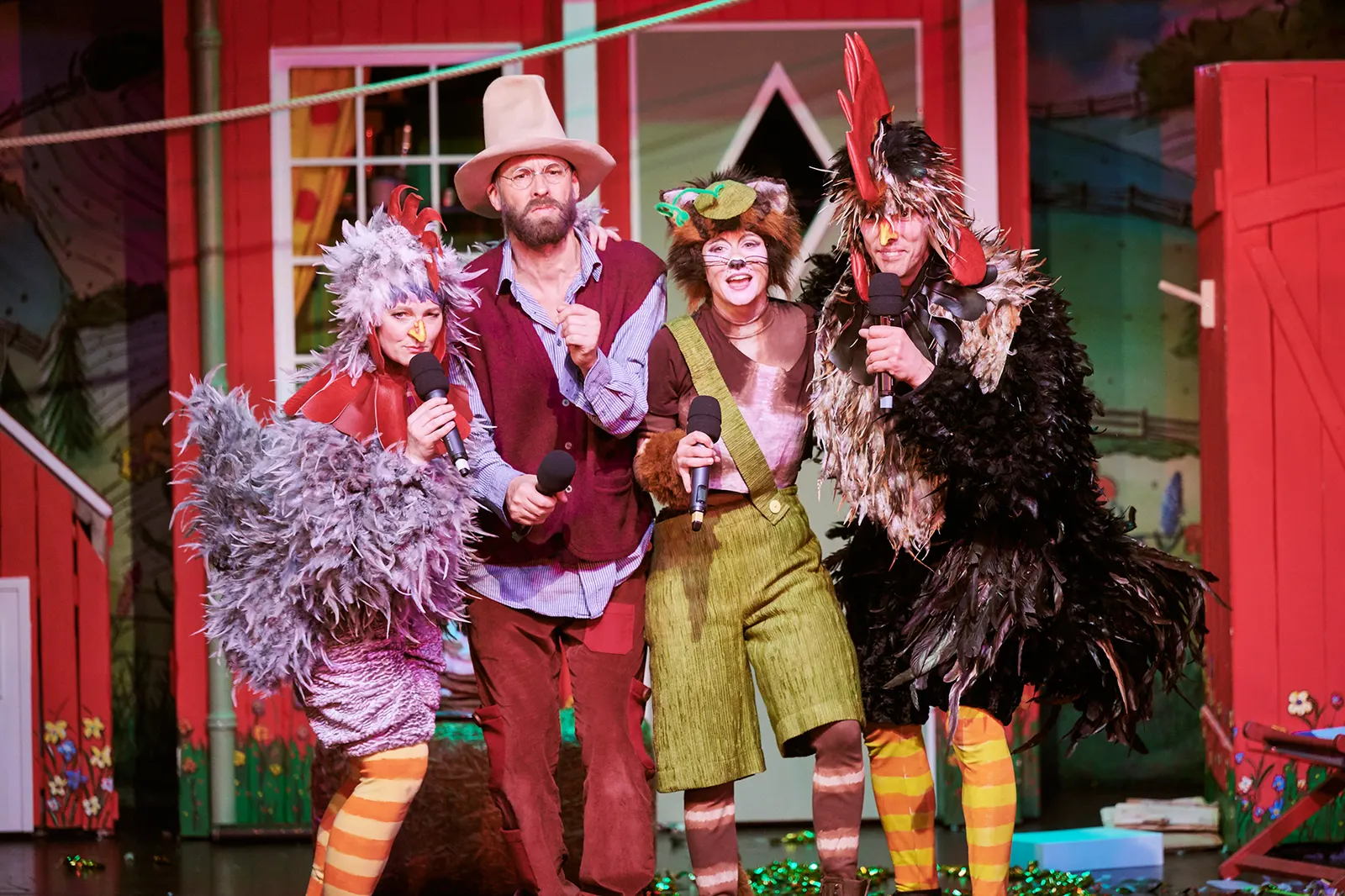 PETTERSSON UND FINDUS Familienstück von Sven Nordqvist Spielzeit 2021/2022 / Premiere: 4.12.2021 Diana Gantner, Matthias Rott, Farina Violetta Giesmann, Gideon Rapp Foto: Martin Si…
