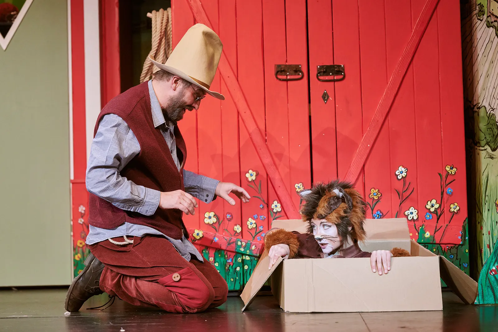 PETTERSSON UND FINDUS Familienstück von Sven Nordqvist Spielzeit 2021/2022 / Premiere: 4.12.2021 Matthias Rott, Farina Violetta Giesmann Foto: Martin Sigmund