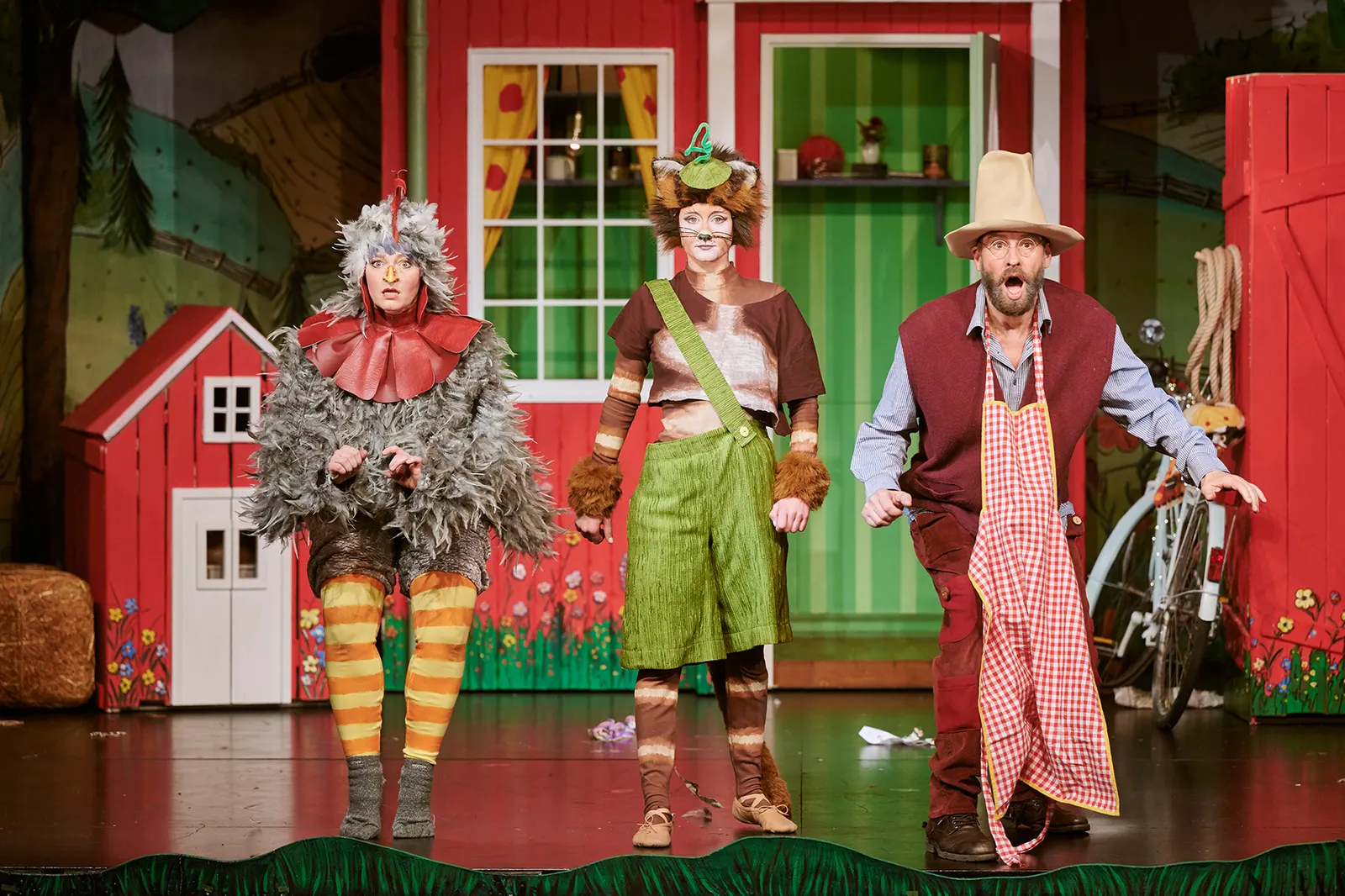 PETTERSSON UND FINDUS Familienstück von Sven Nordqvist Spielzeit 2021/2022 / Premiere: 4.12.2021 Diana Gantner, Farina Violetta Giesmann, Matthias Rott Foto: Martin Sigmund