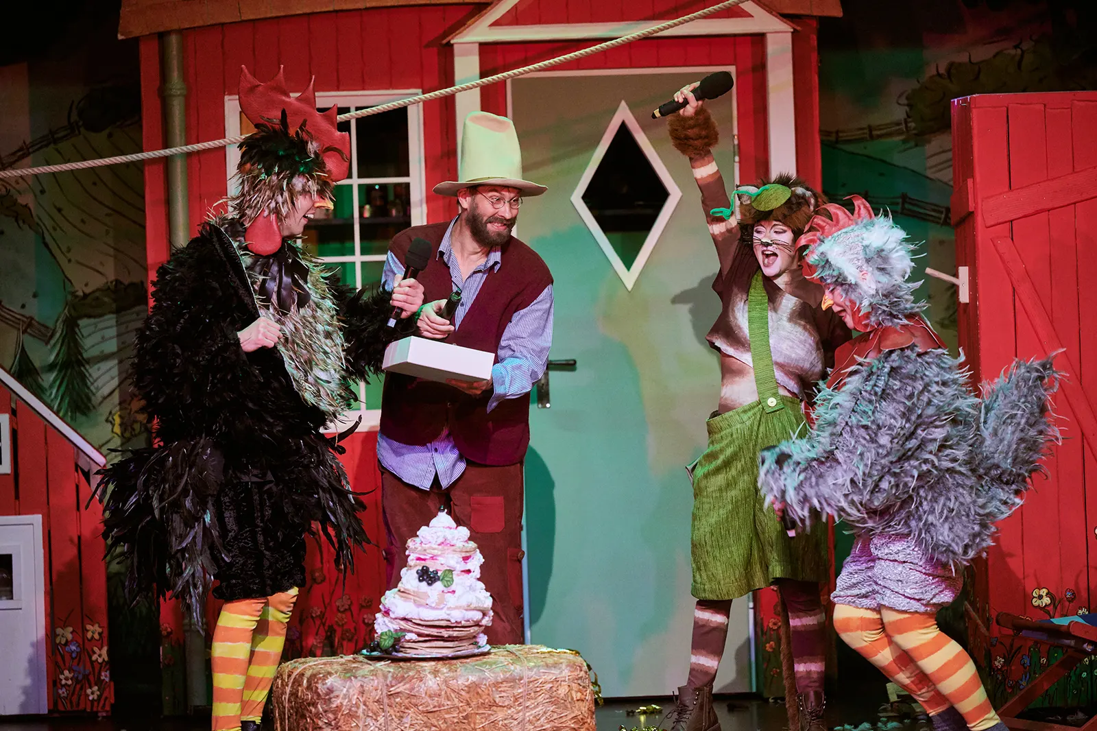 PETTERSSON UND FINDUS Familienstück von Sven Nordqvist Spielzeit 2021/2022 / Premiere: 4.12.2021 Gideon Rapp, Matthias Rott, Farina Violetta Giesmann, Diana Gantner Foto: Martin Si…
